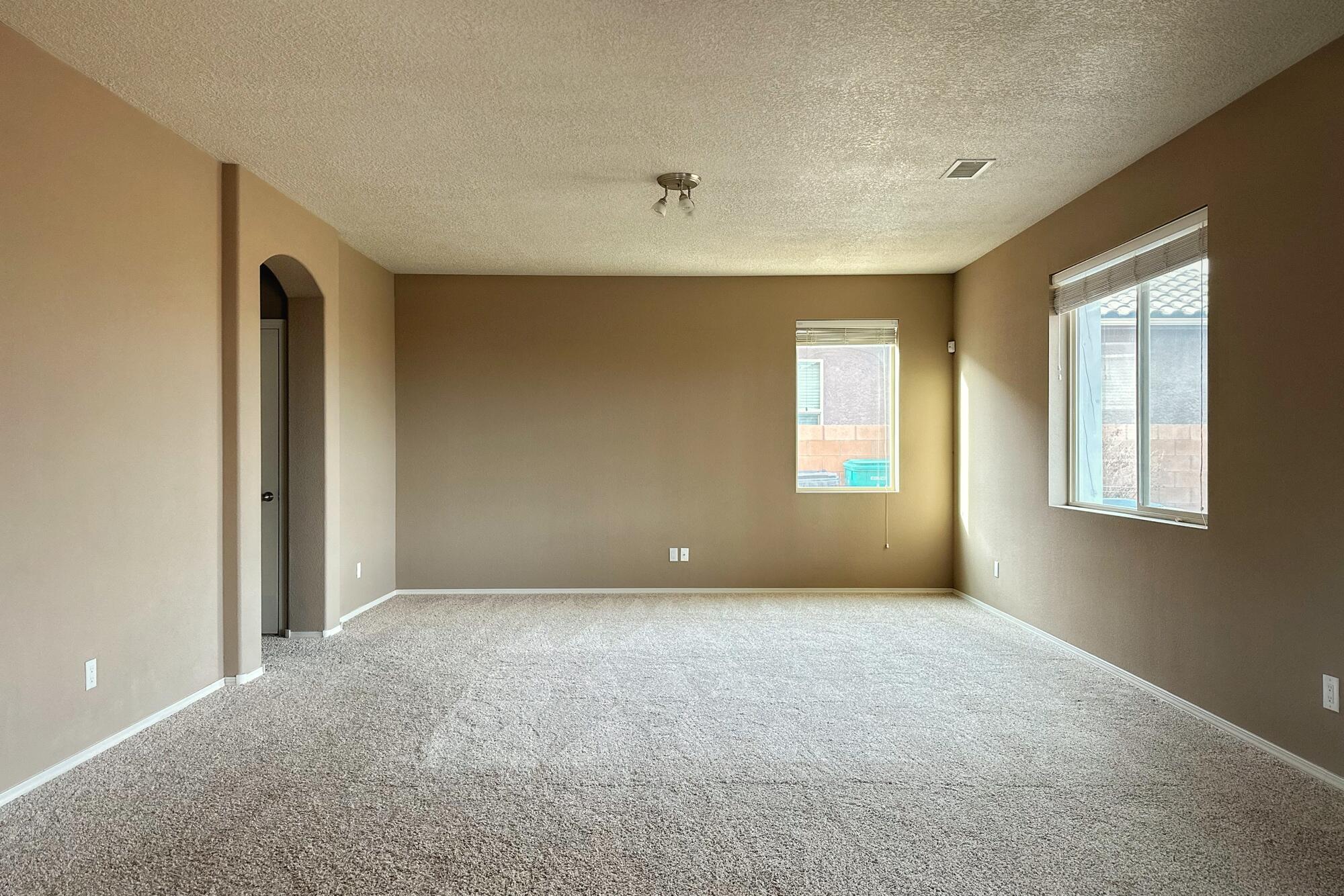 4005 N Pole Loop NE
