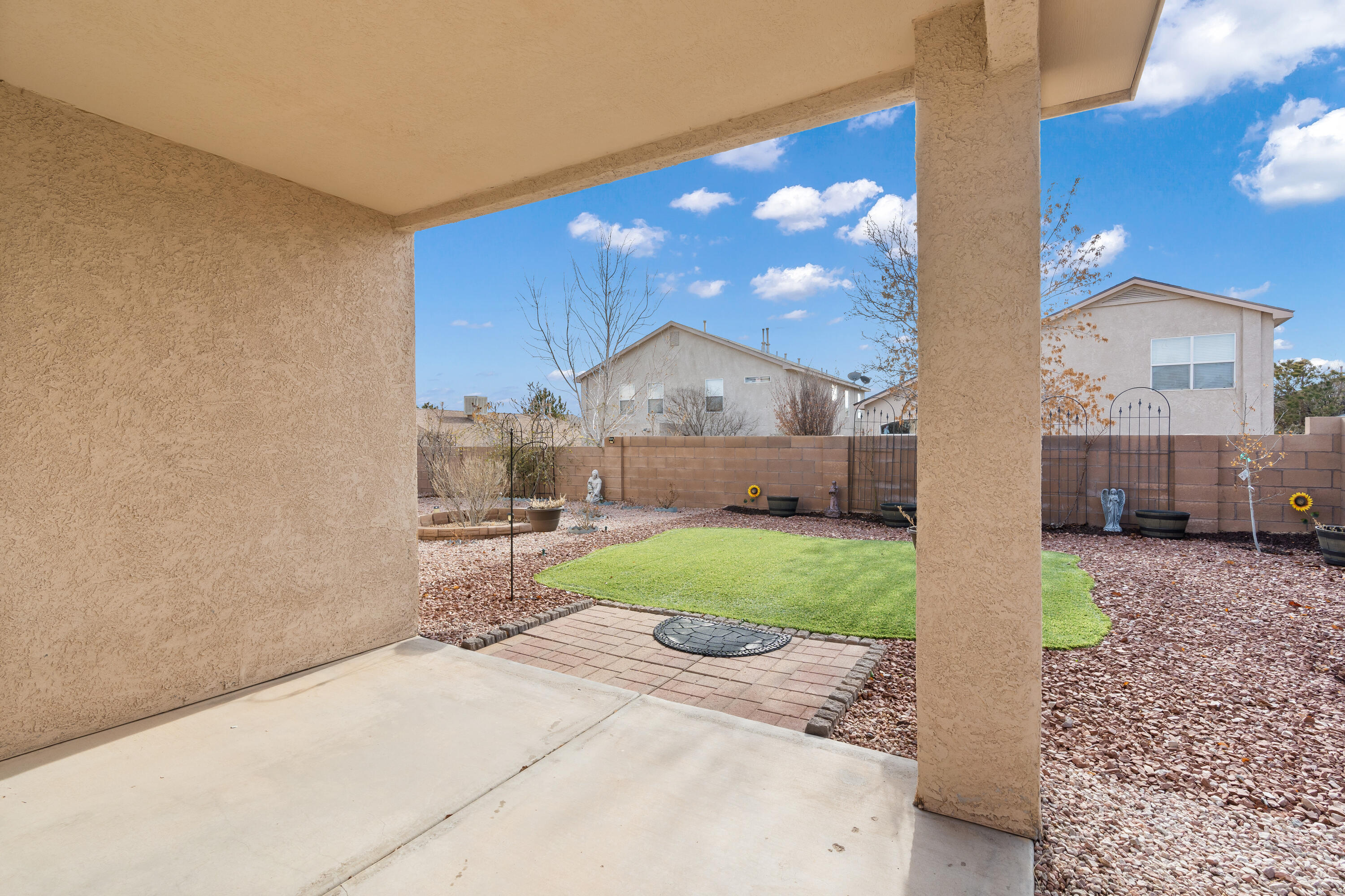 512 PLAYFUL MEADOWS Drive NE