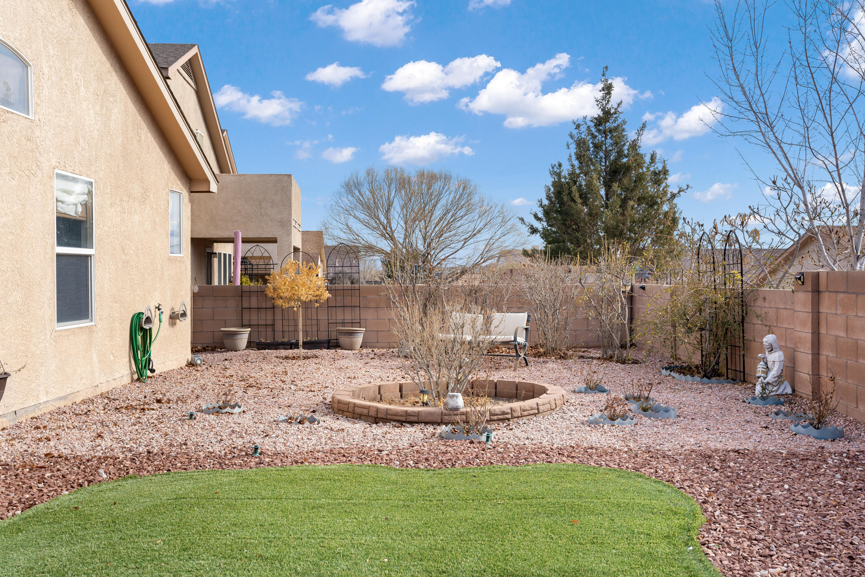 512 PLAYFUL MEADOWS Drive NE