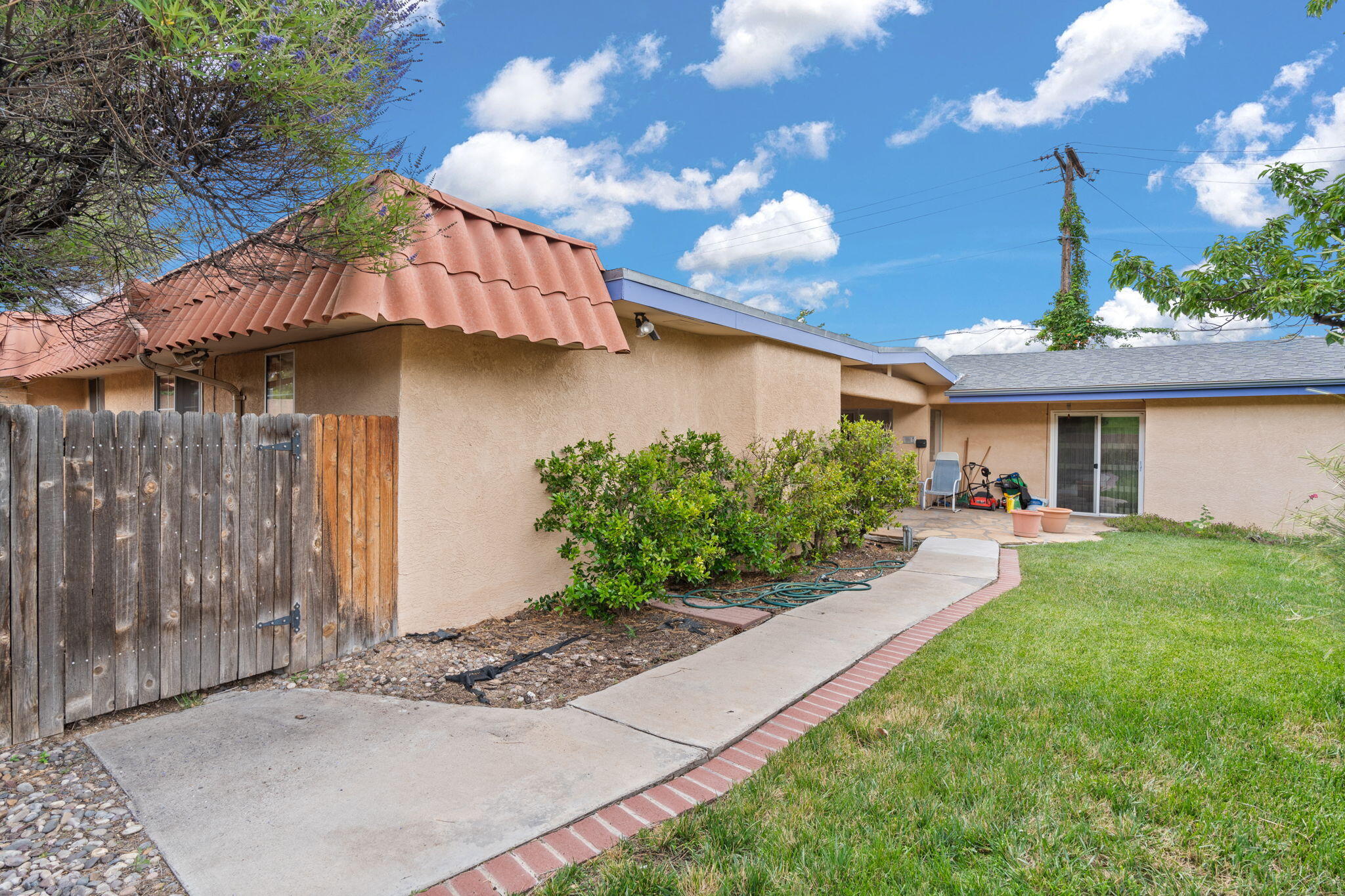 12209 Apache Avenue NE