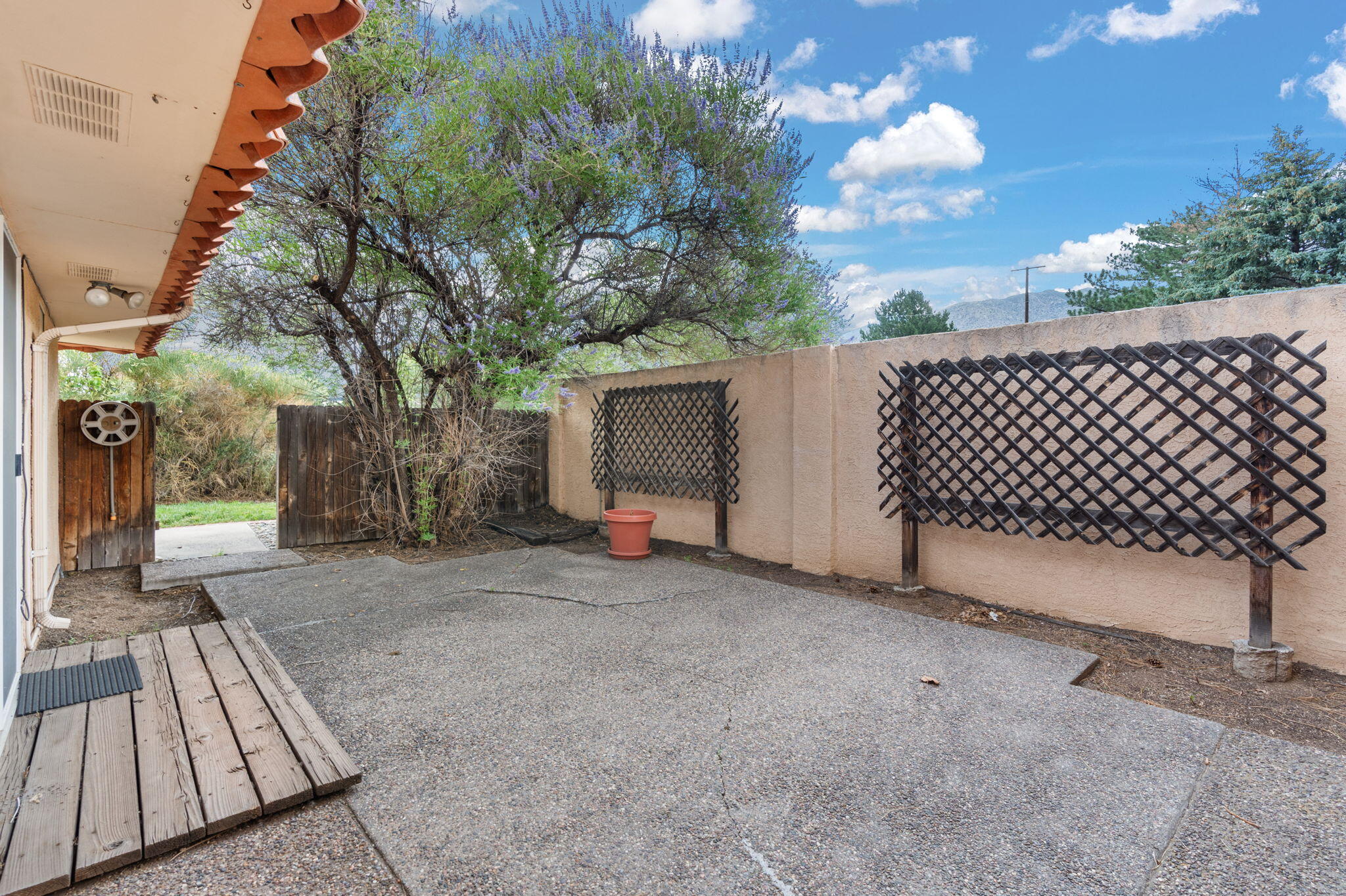 12209 Apache Avenue NE