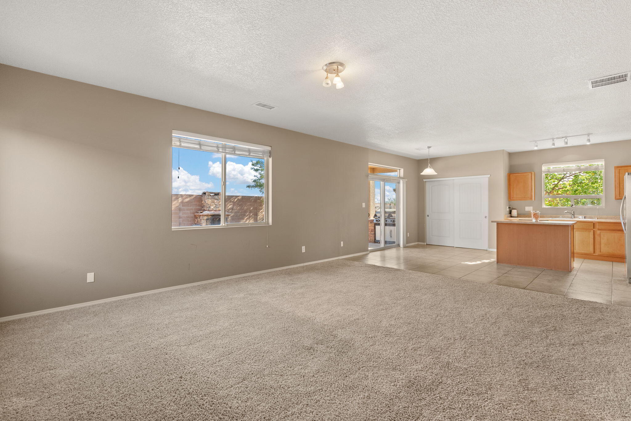 4005 N Pole Loop NE