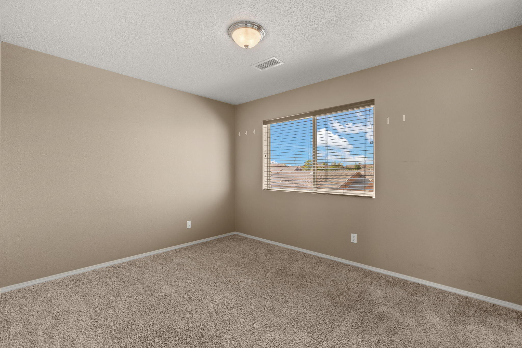4005 N Pole Loop NE