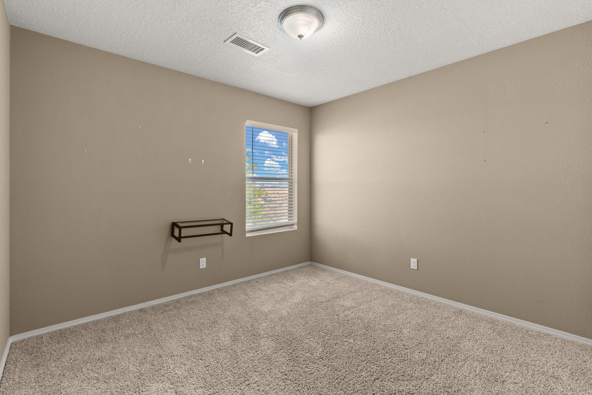 4005 N Pole Loop NE