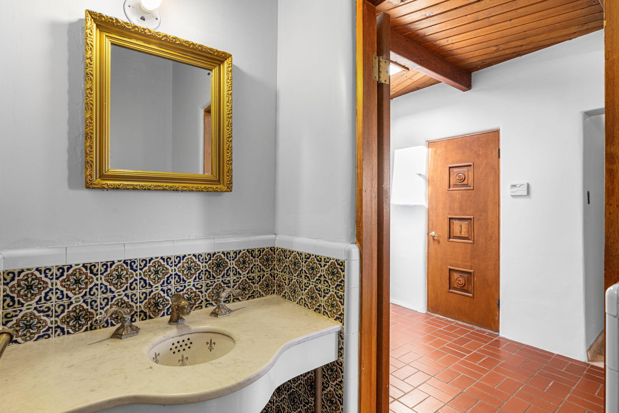 2316 HANNETT Avenue NE