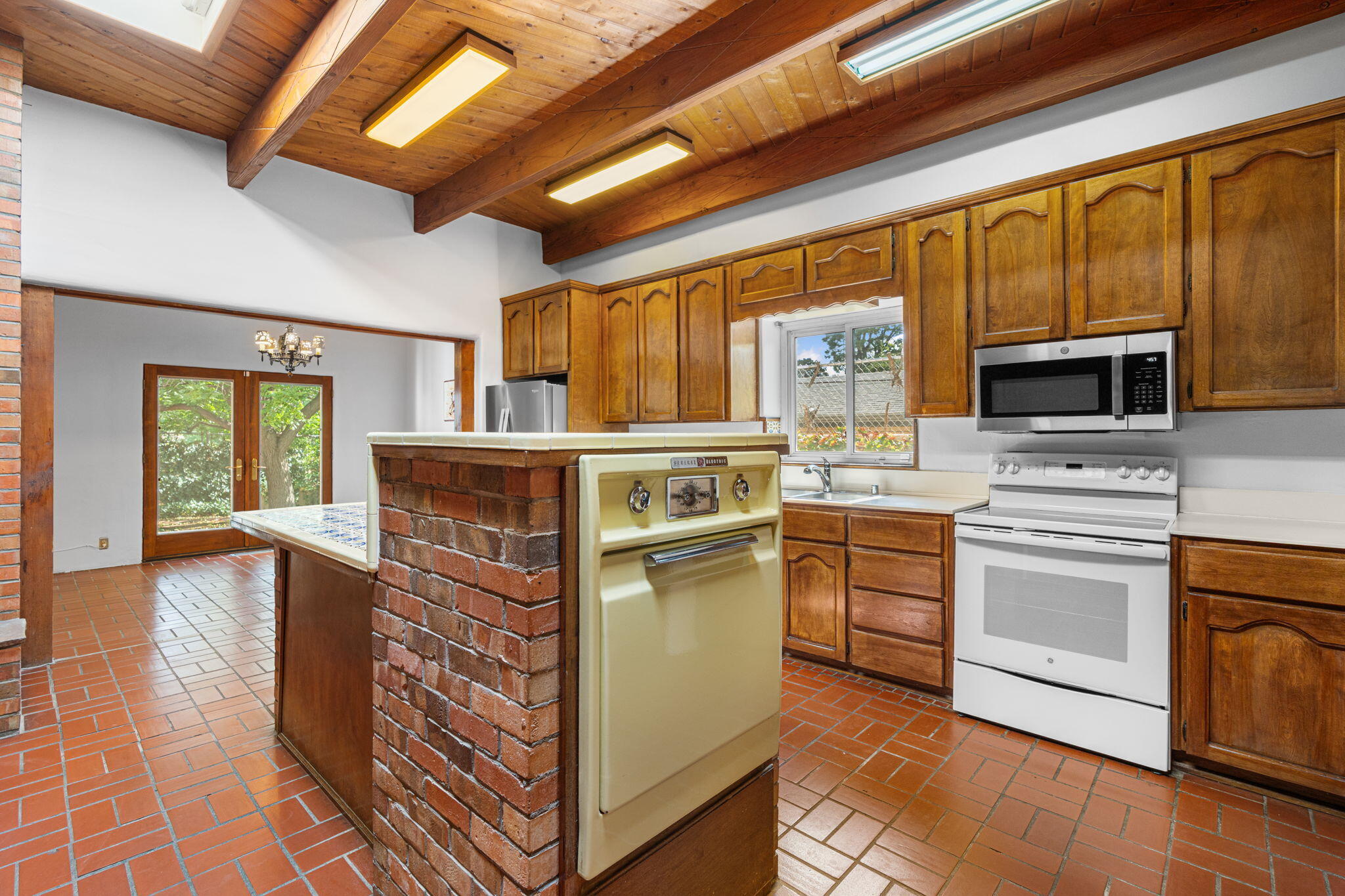 2316 HANNETT Avenue NE