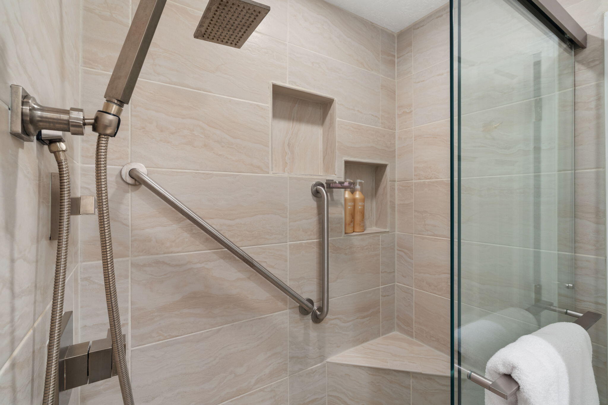 9517 SEABROOK Drive NE