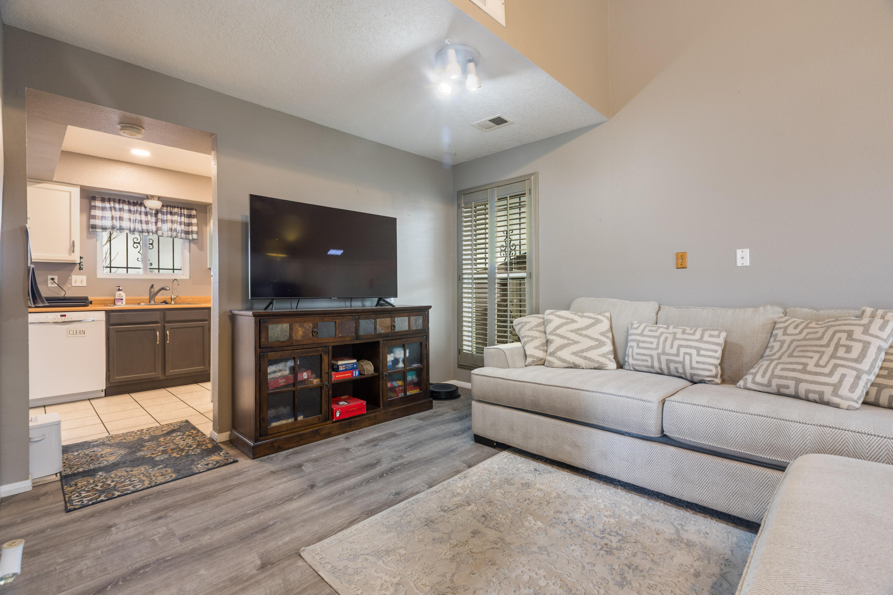 1964 Roanoke Drive NE