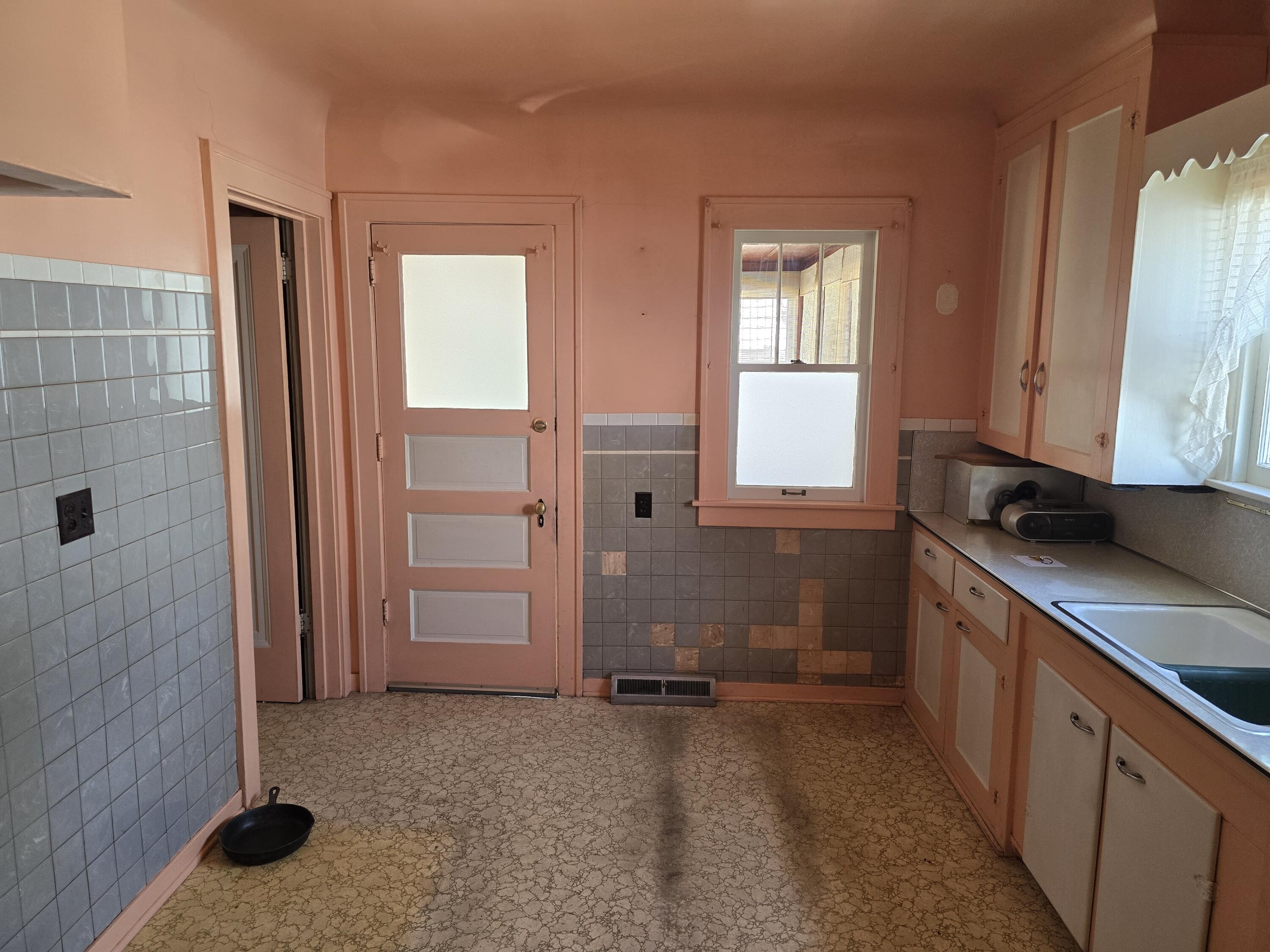 953 Veto Street NW
