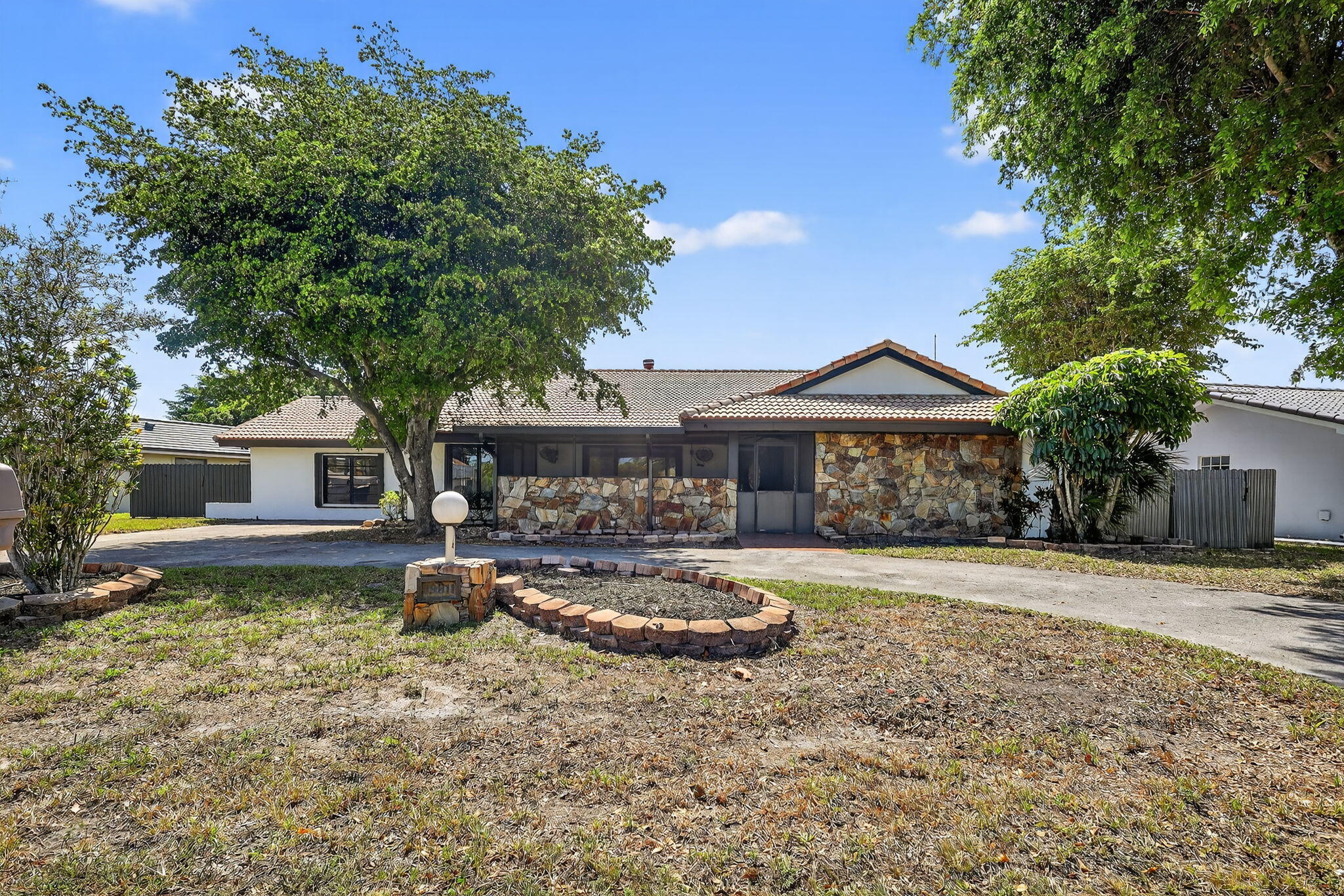 19811 W Oakmont Drive