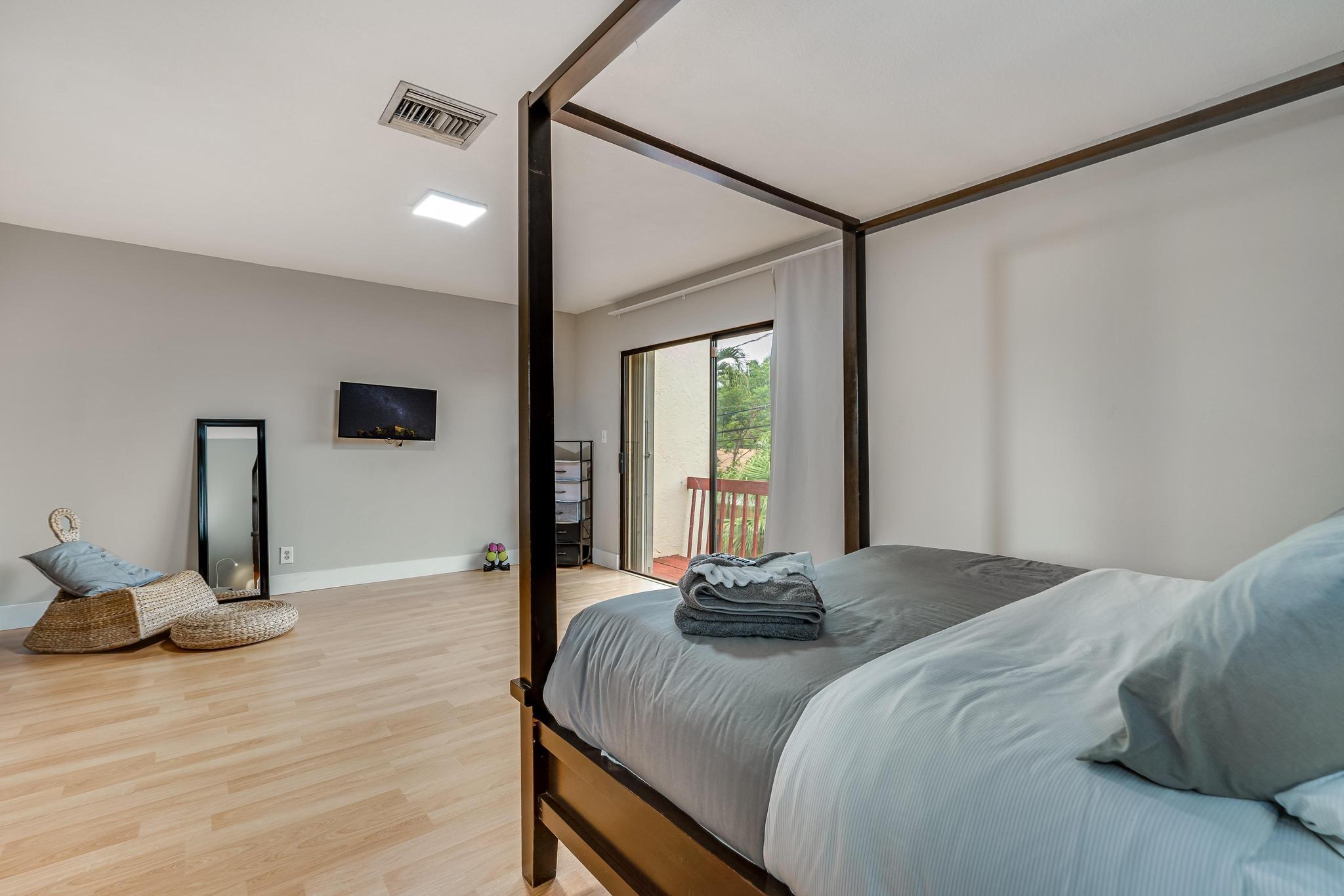 2530 NE 9th Street 1