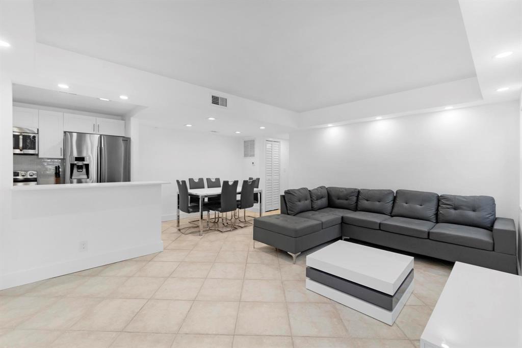 1439 S Ocean Boulevard 215, Lauderdale-By-The-Sea Unit: 215