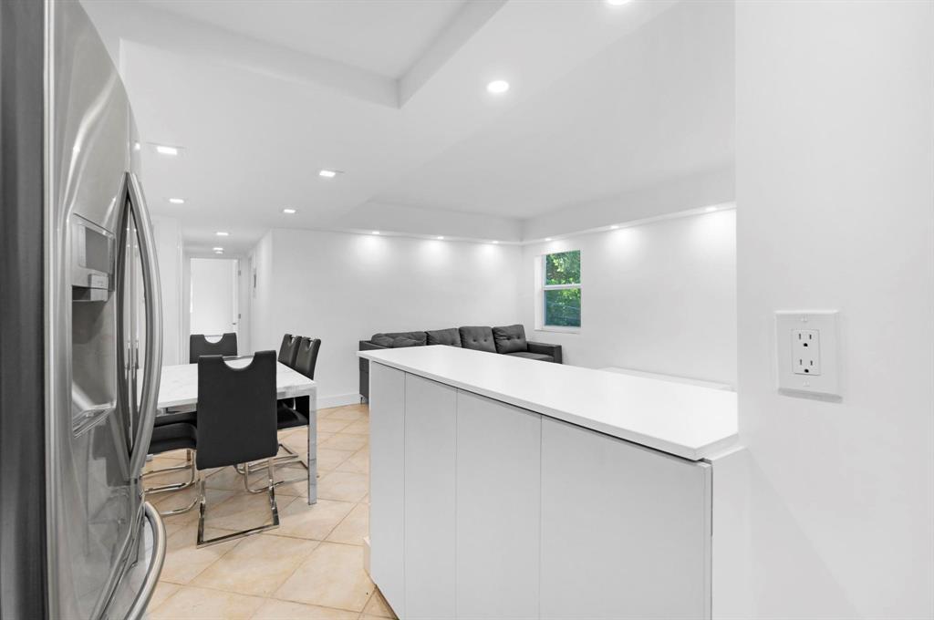 1439 S Ocean Boulevard 215, Lauderdale-By-The-Sea Unit: 215
