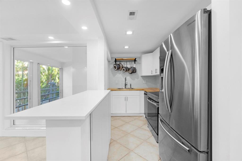 1439 S Ocean Boulevard 215, Lauderdale-By-The-Sea Unit: 215