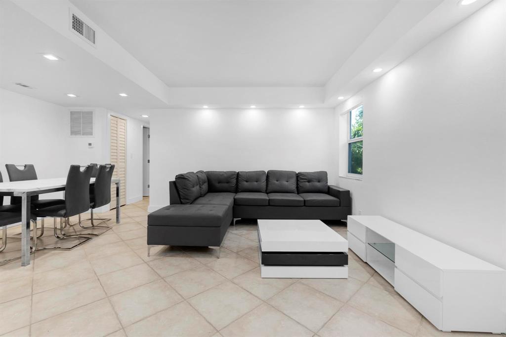 1439 S Ocean Boulevard 215, Lauderdale-By-The-Sea Unit: 215