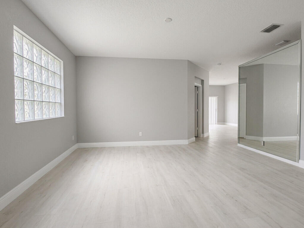 4939 Pelican Street