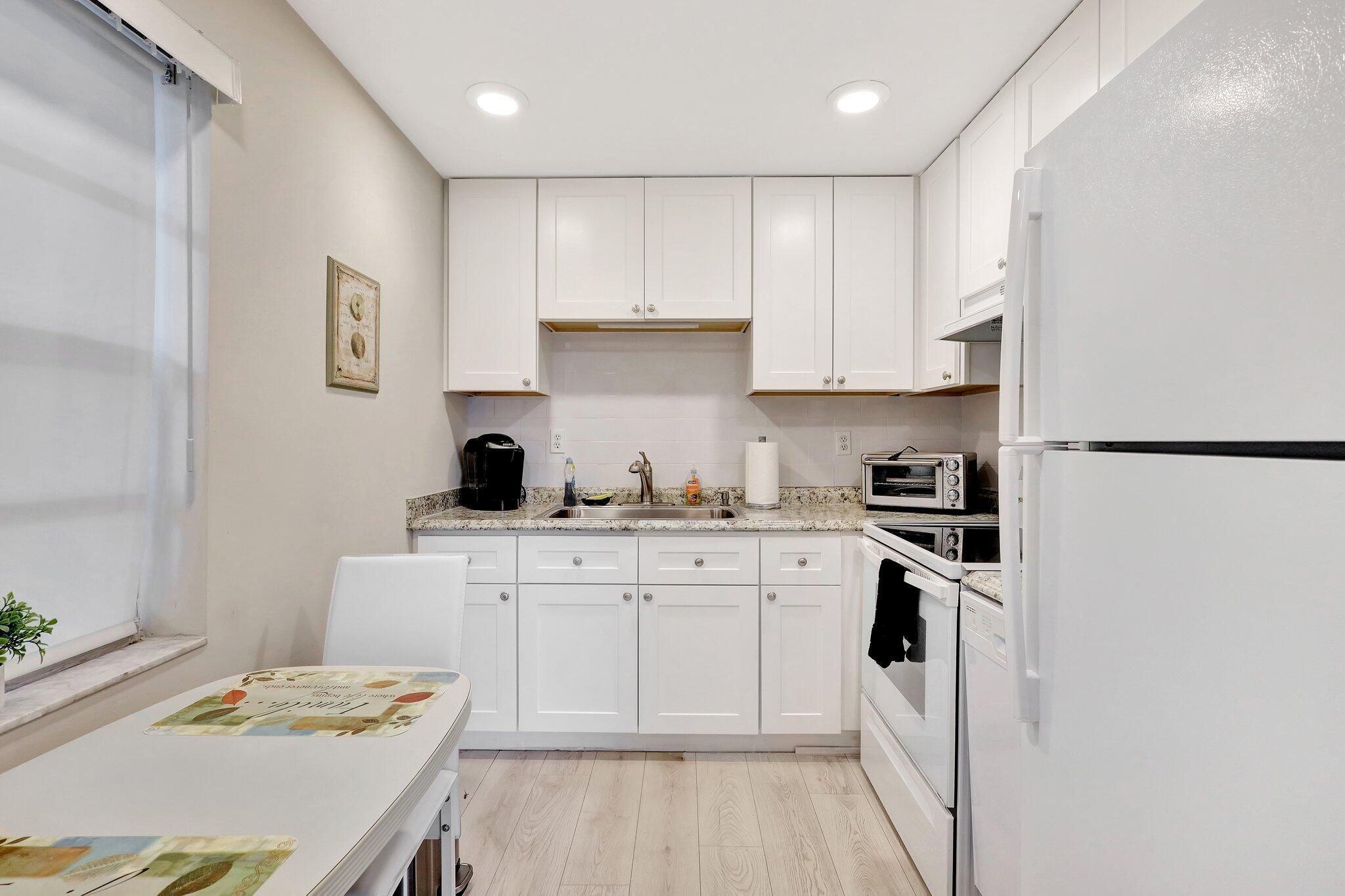 825 E Normandy R