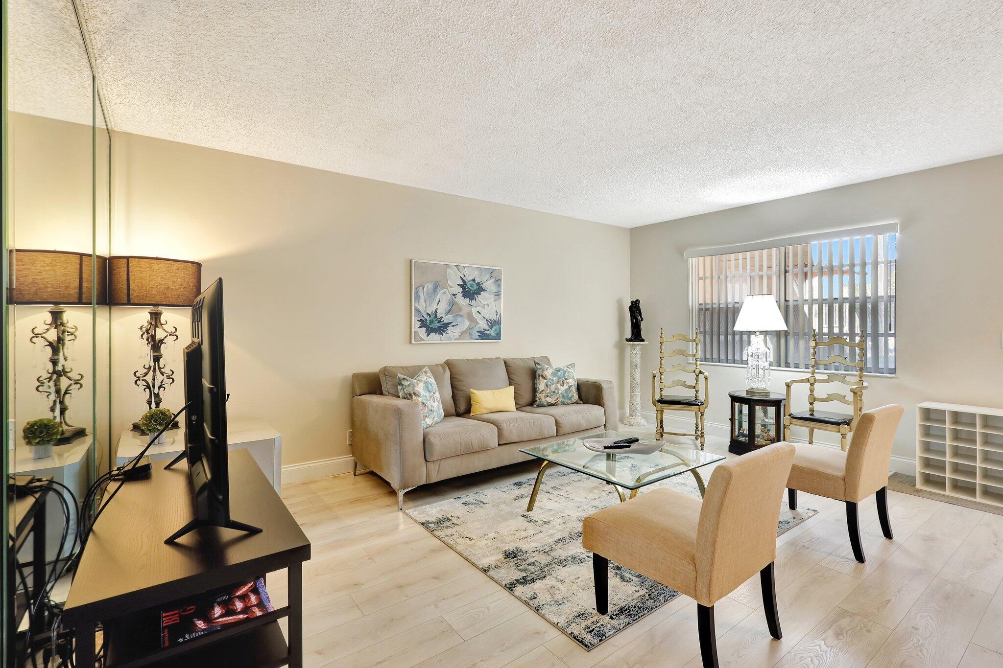 825 E Normandy R