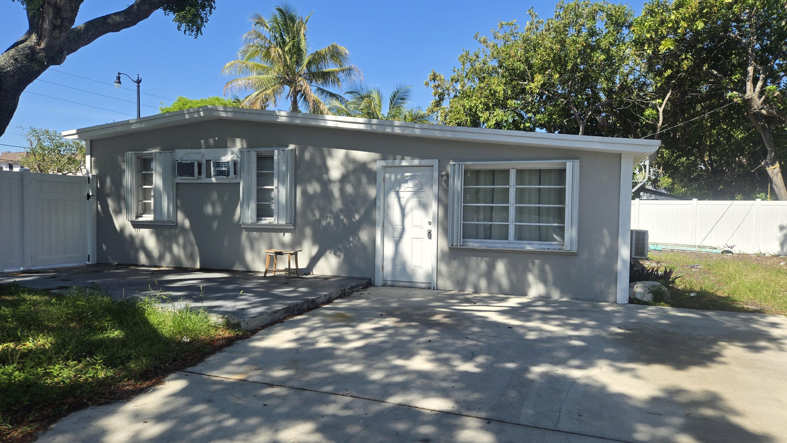1933 NE 48th Street