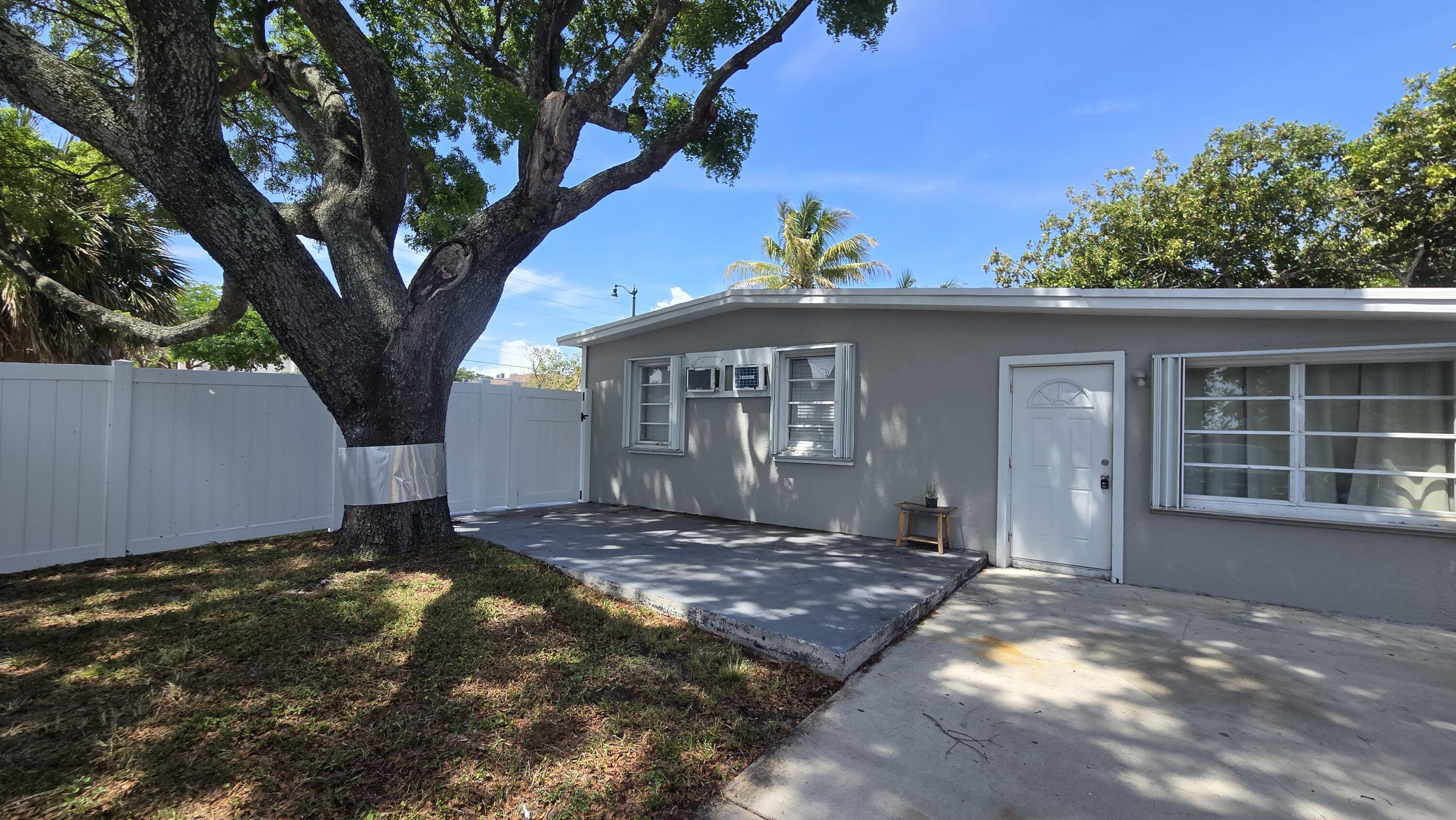 1933 NE 48th Street