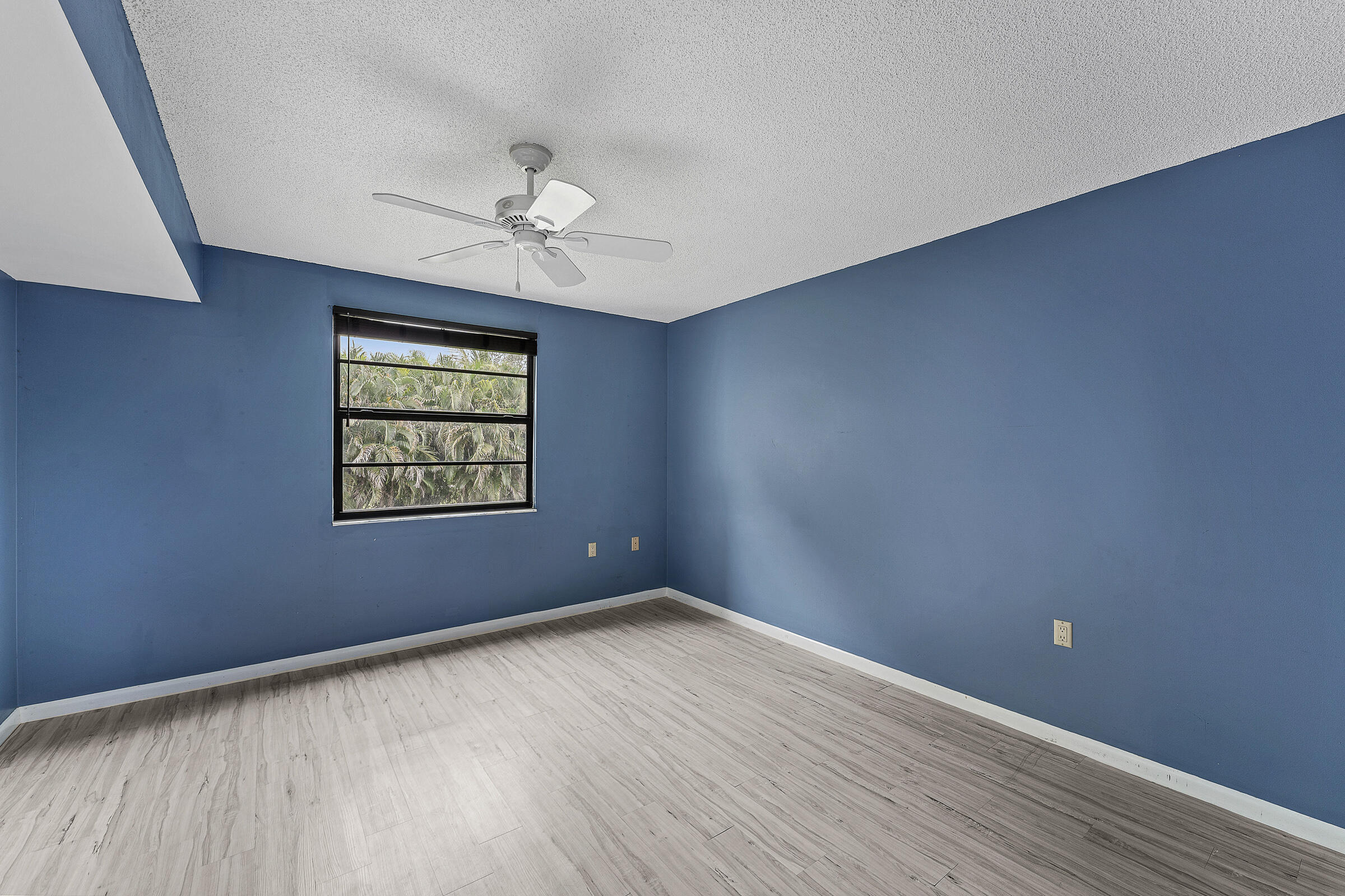 6097 Balboa Circle 202