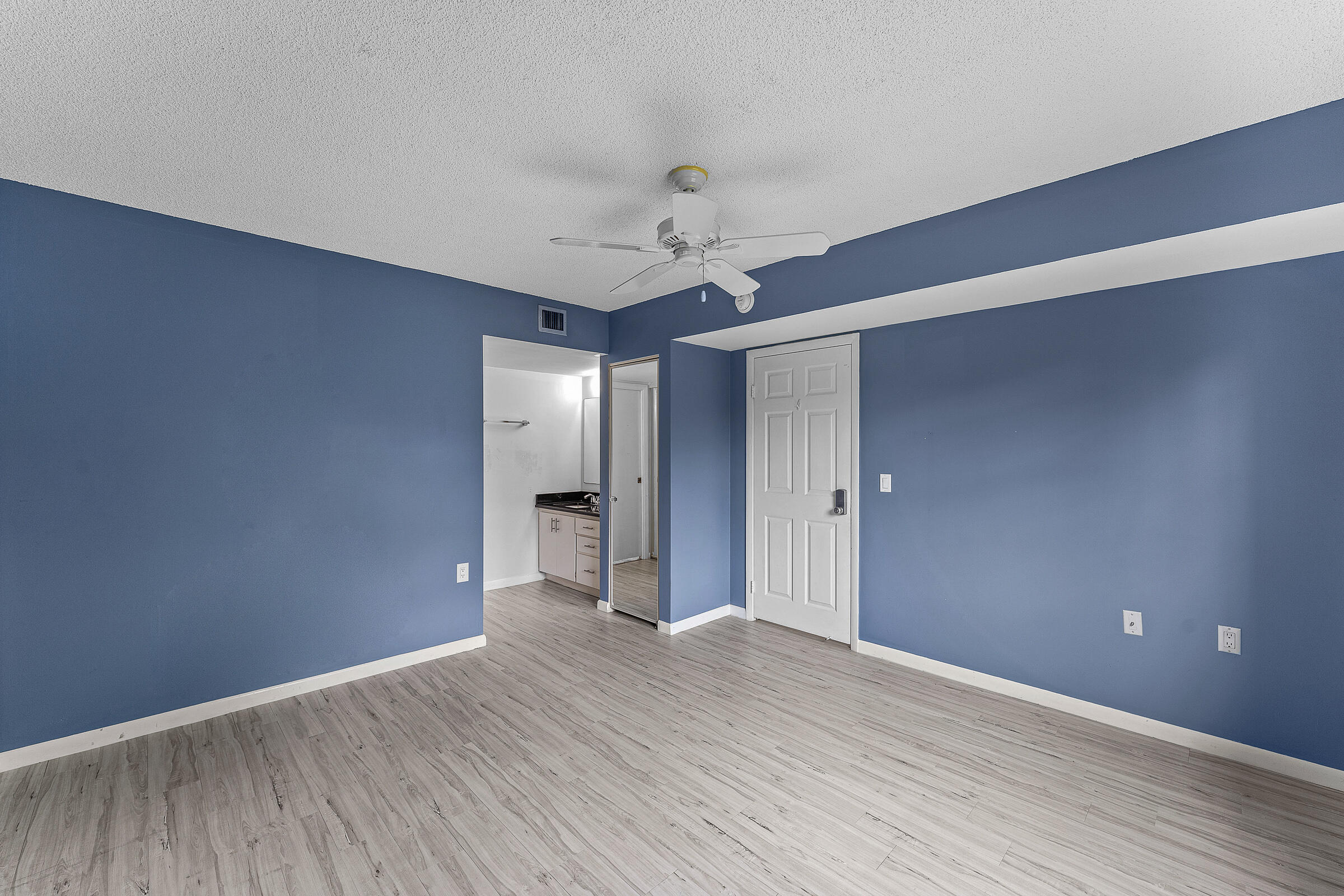 6097 Balboa Circle 202