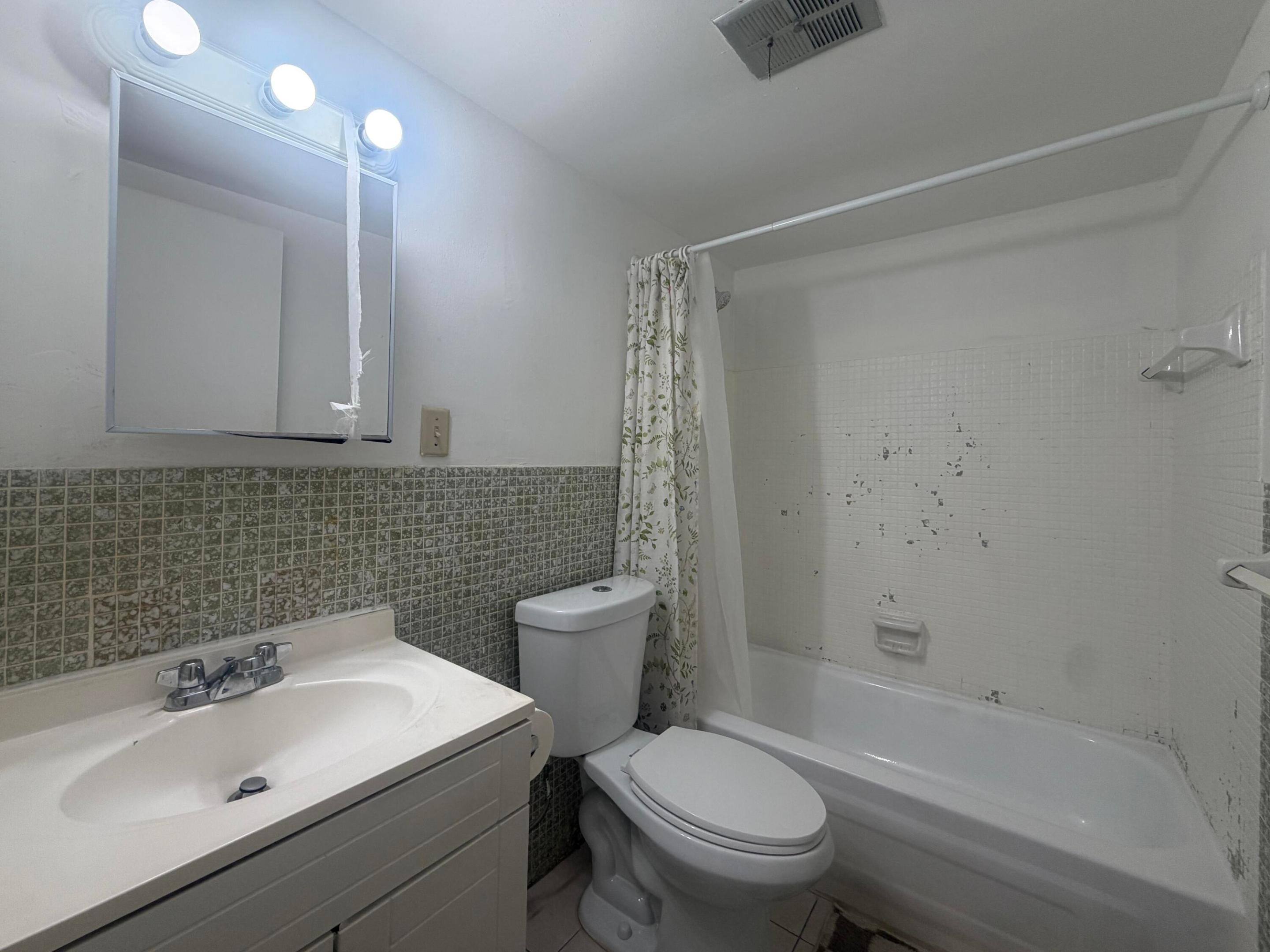 20210 NE 2ND Avenue V14