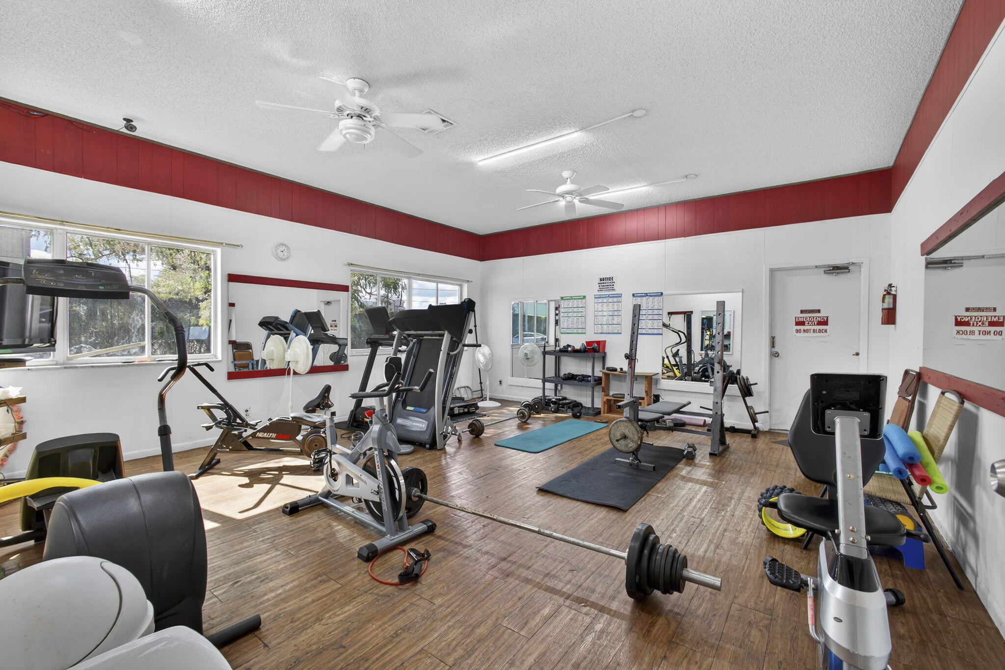 896 N FEDERAL Highway 421