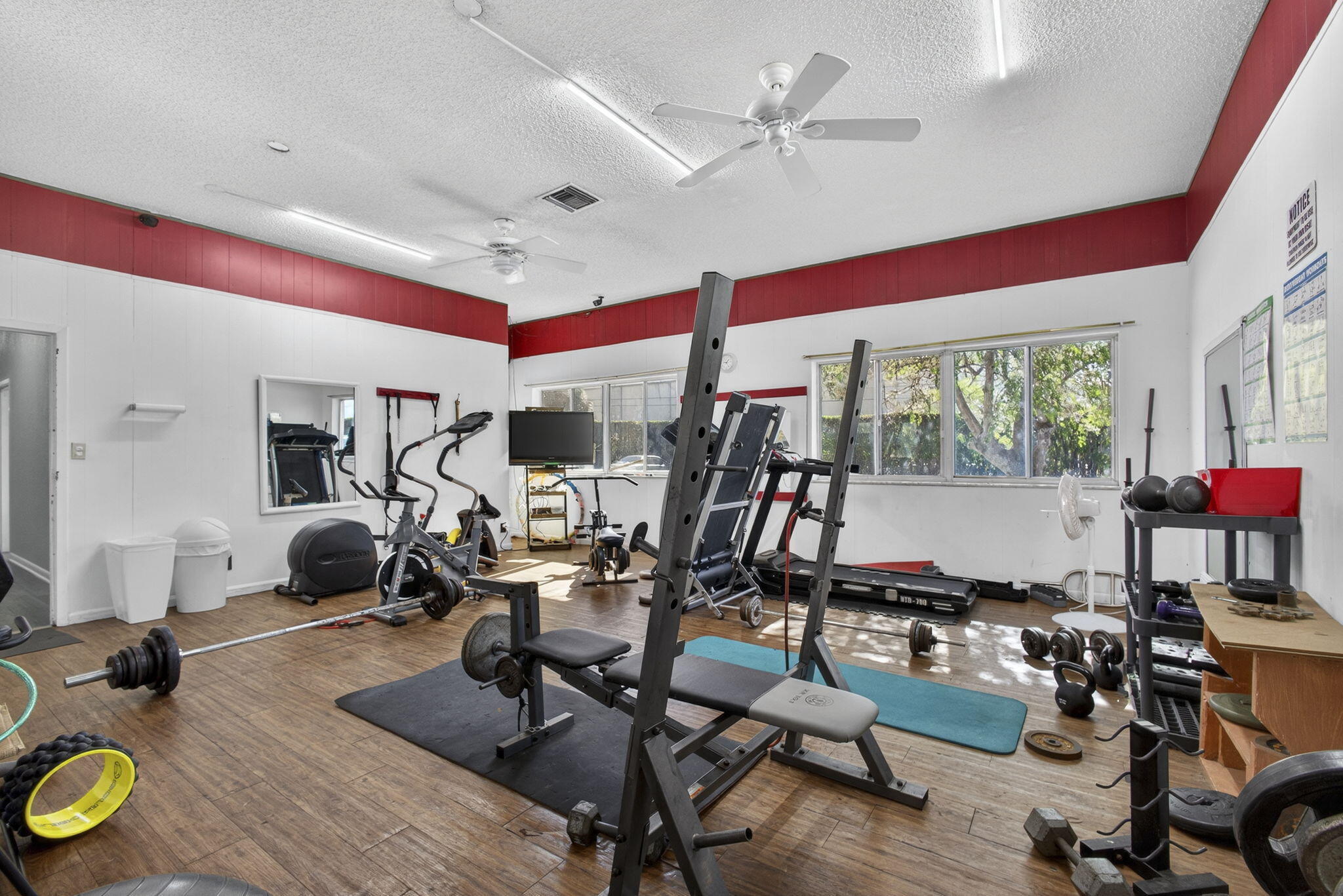 896 N FEDERAL Highway 421