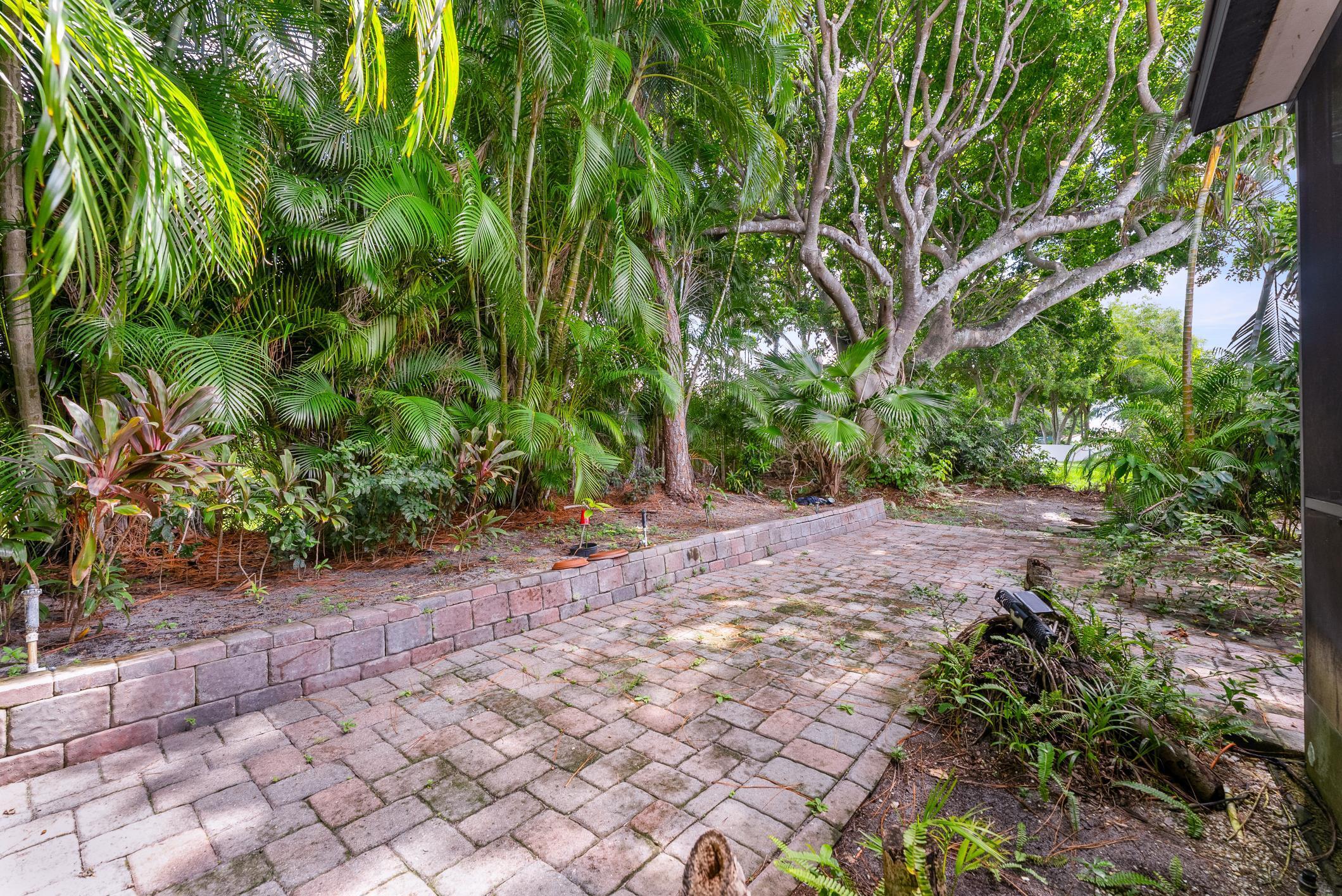 6660 CANARY PALM Circle