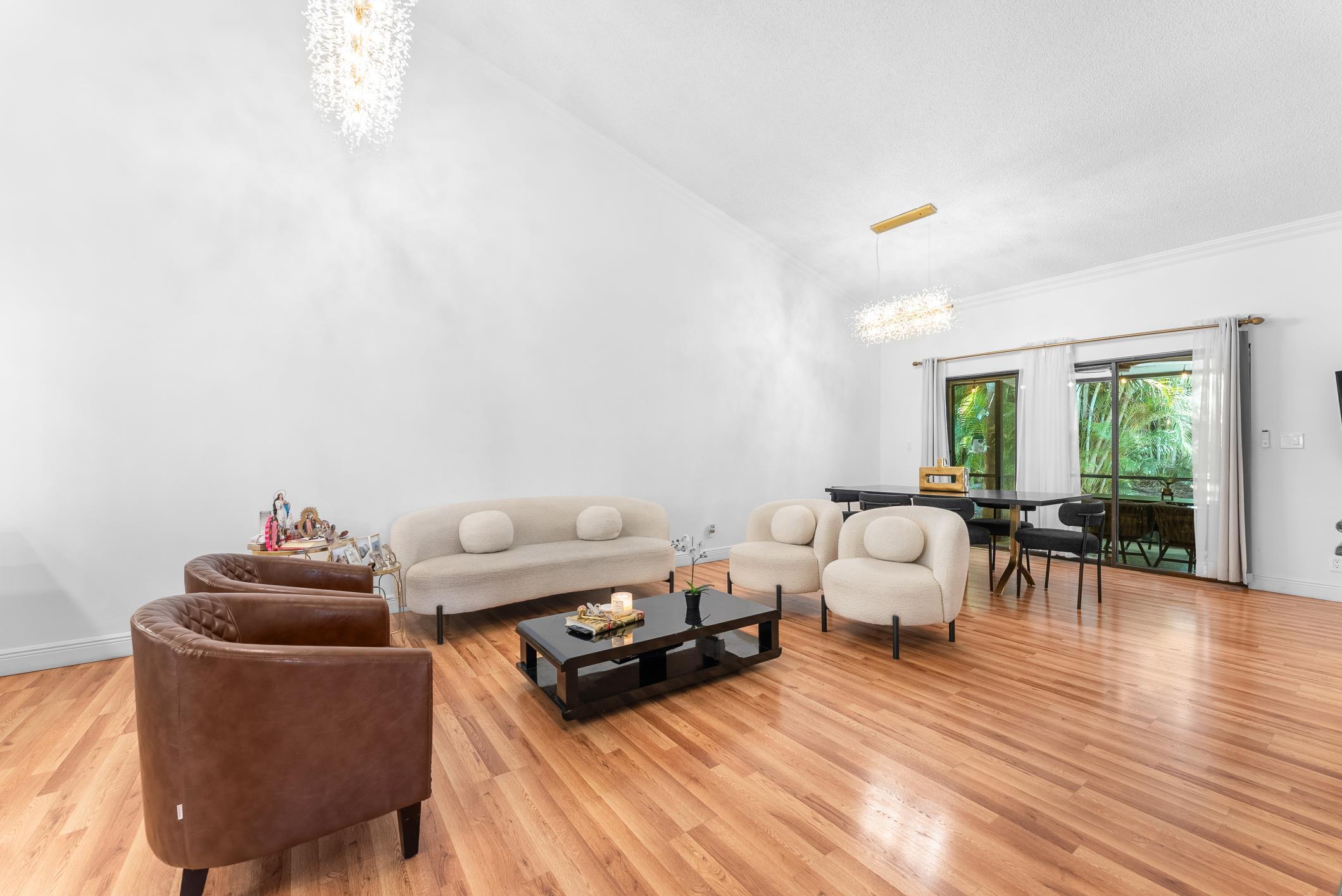 6660 CANARY PALM Circle