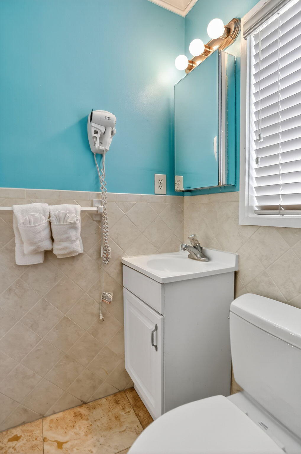 1225 HILLSBORO MILE B2