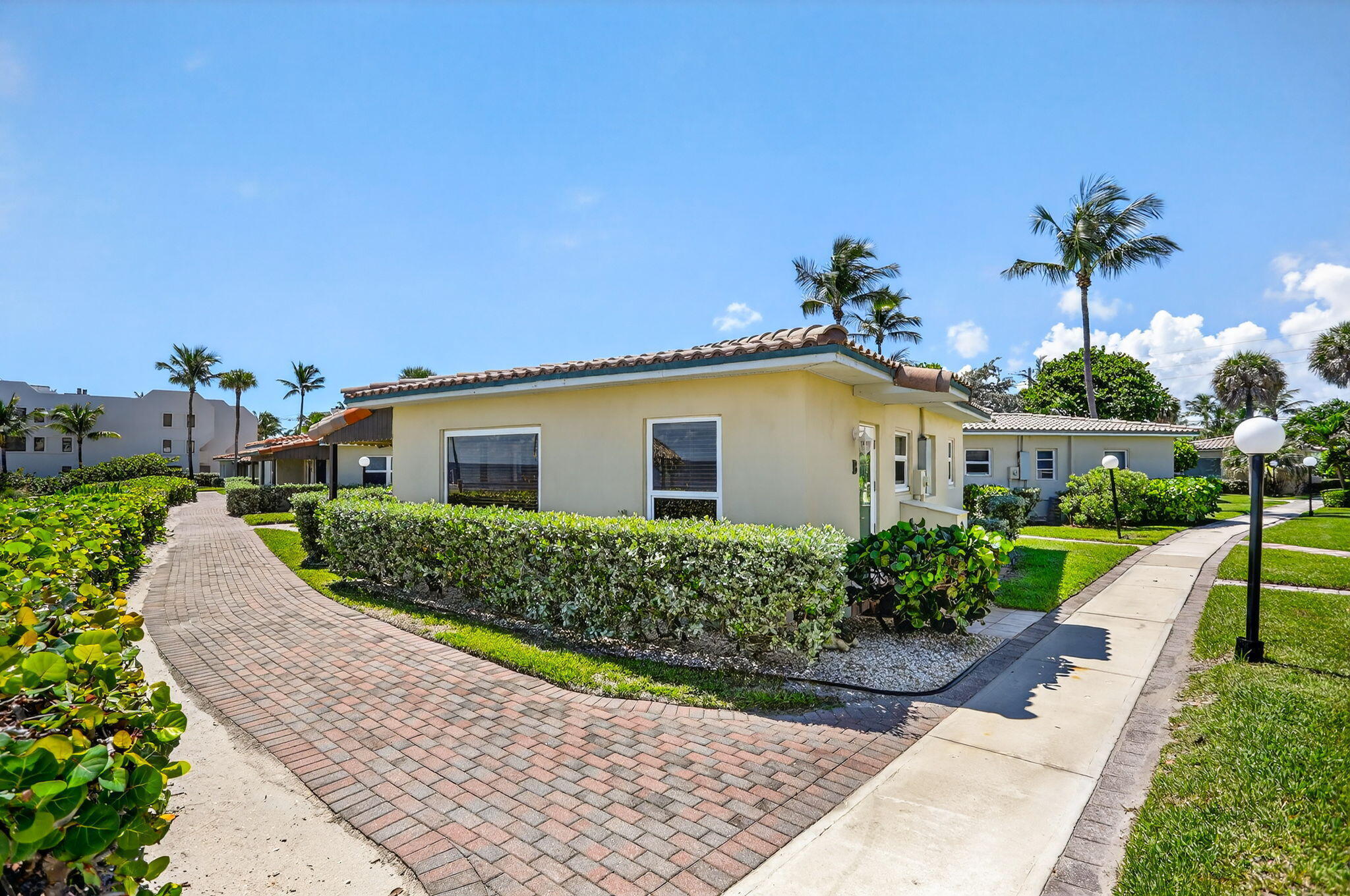 1225 HILLSBORO MILE B2