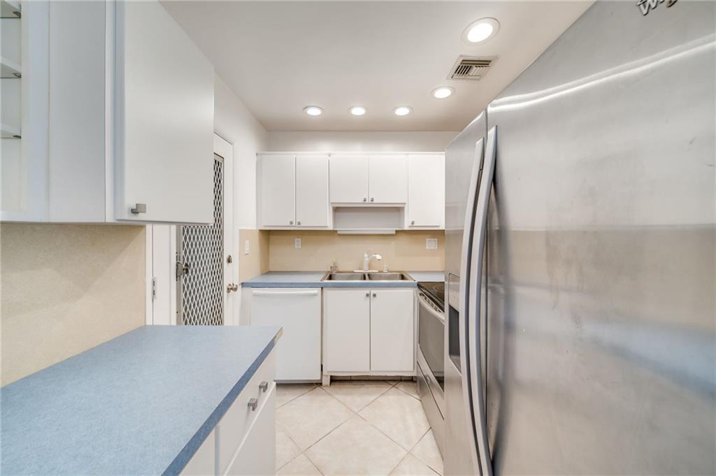 3020 NE 16th Ave Unit: E-101