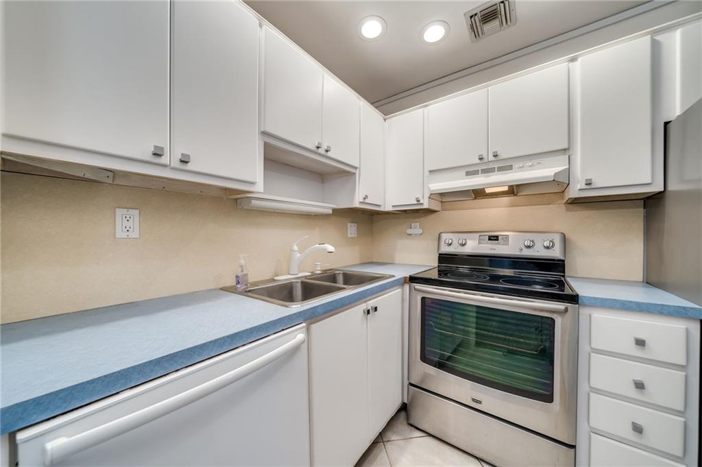 3020 NE 16th Ave Unit: E-101