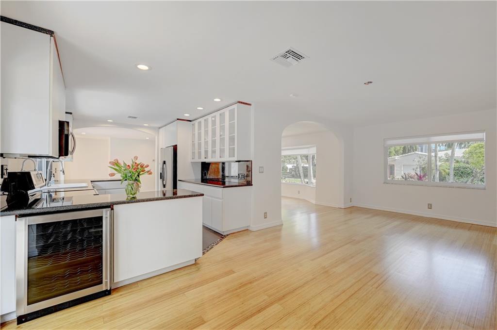 541 SW 9th Ter