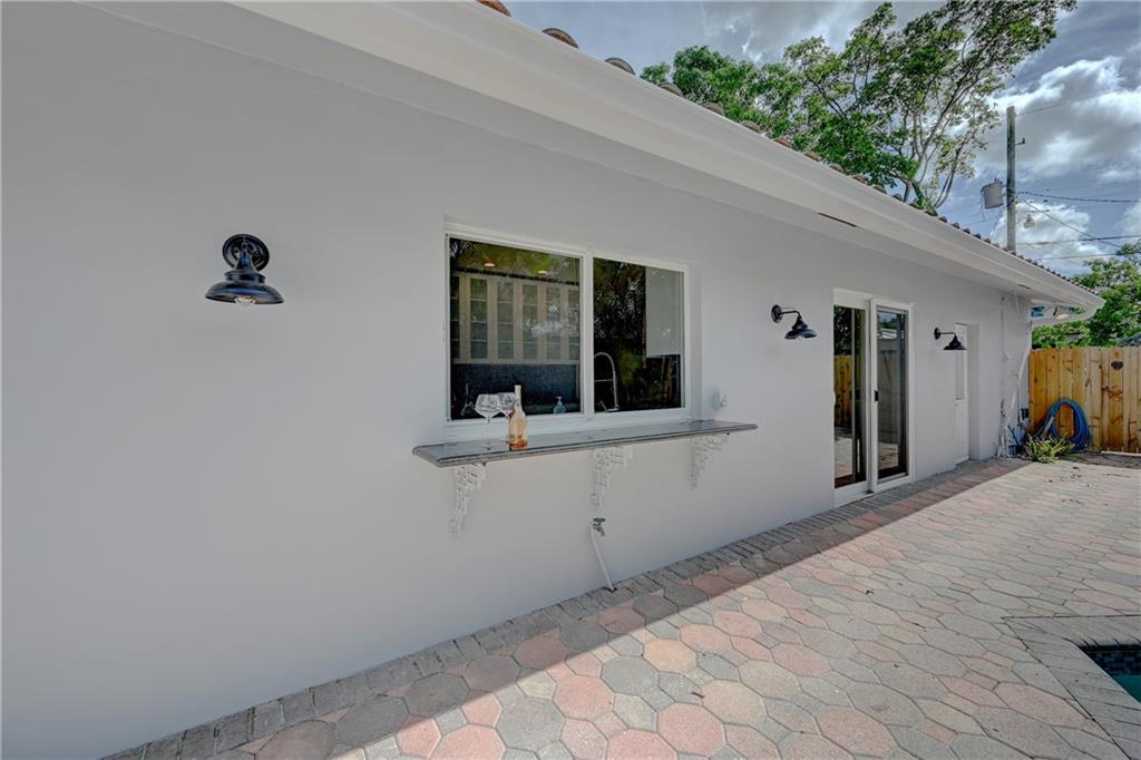 541 SW 9th Ter