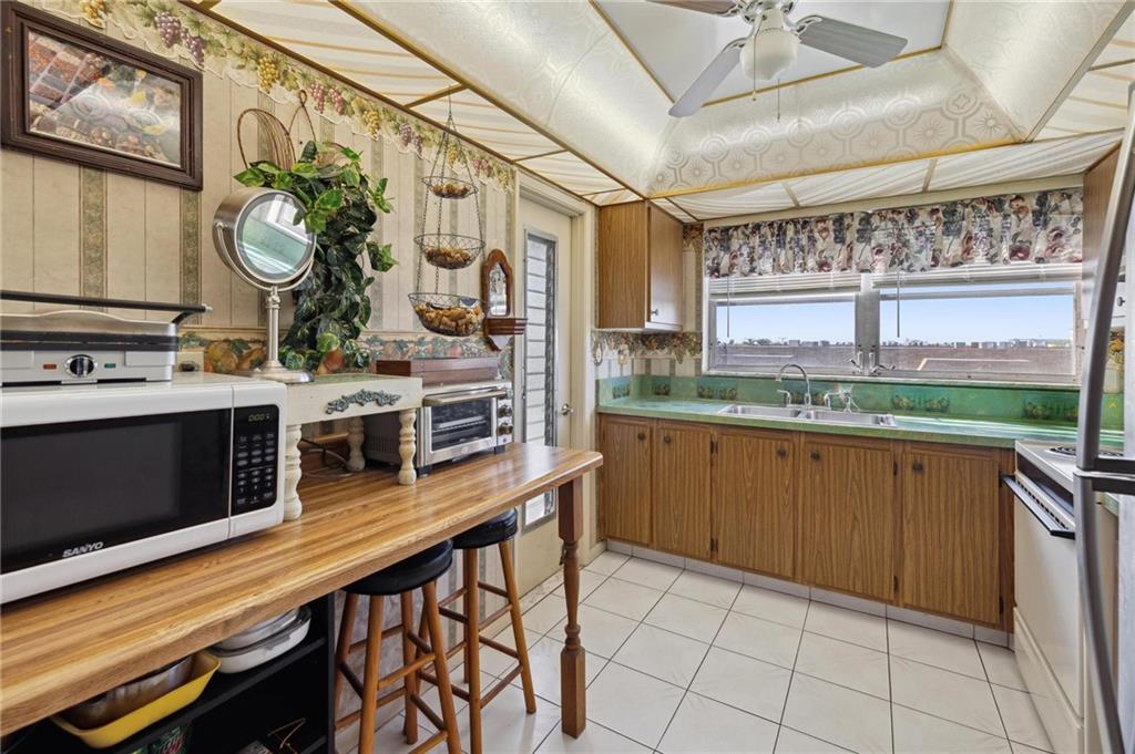 4047 NW 16th Street Unit: 402