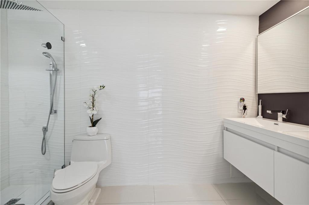 7601 E Treasure Dr Unit: PH123