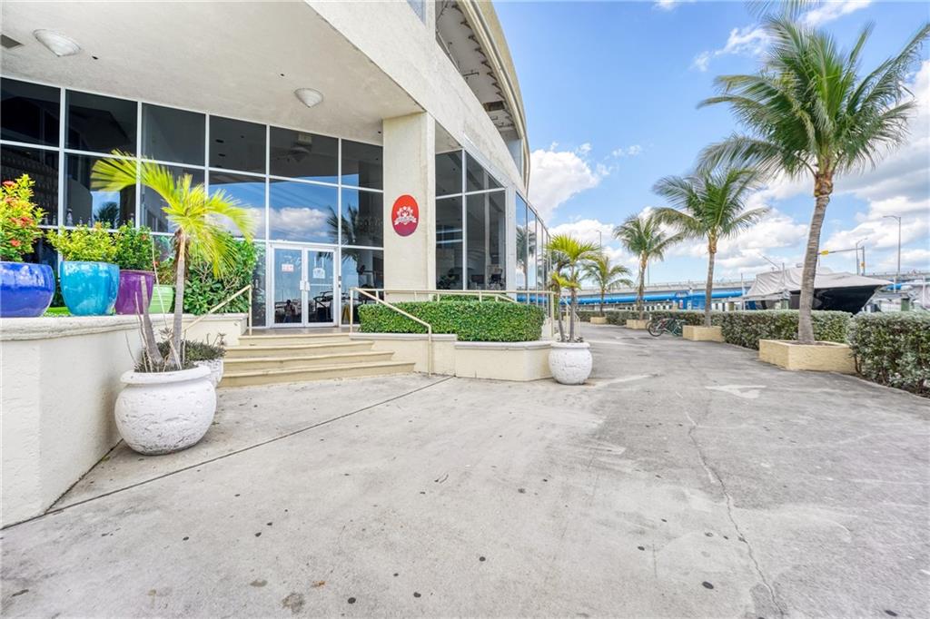 7601 E Treasure Dr Unit: PH123