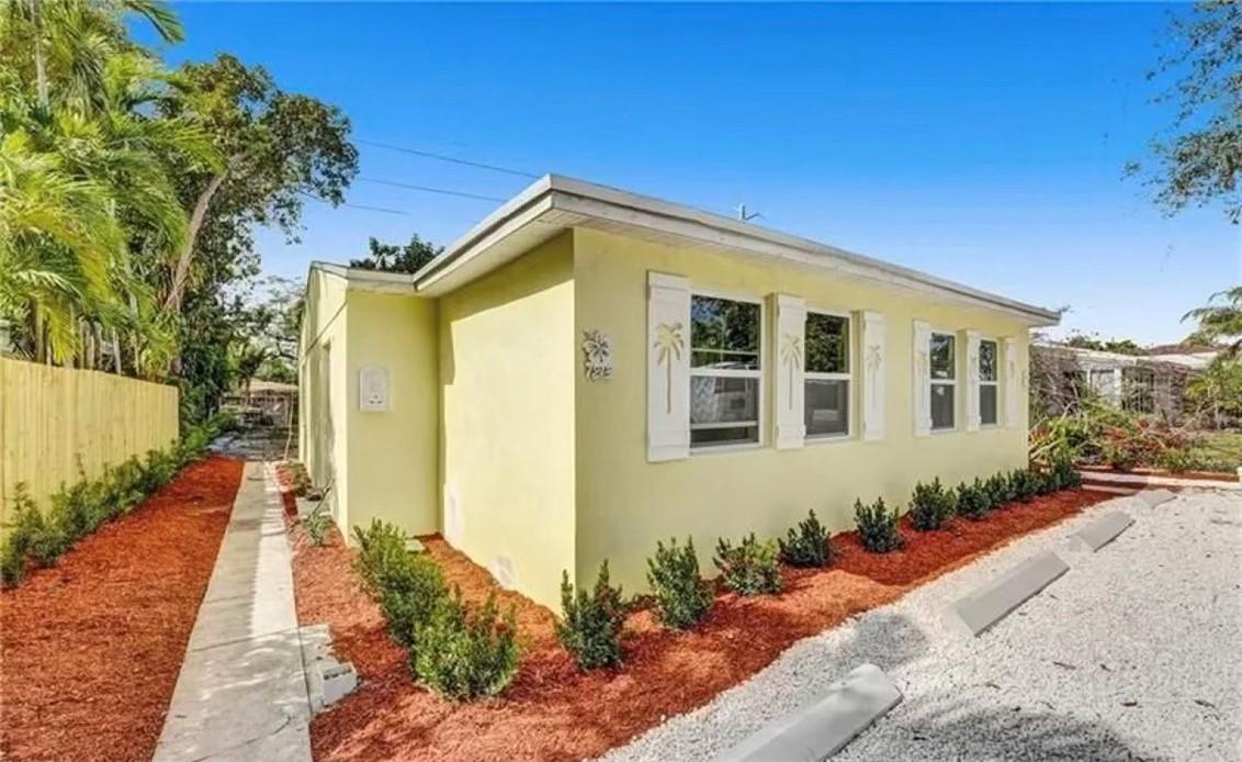 1215 NE 13th Ave