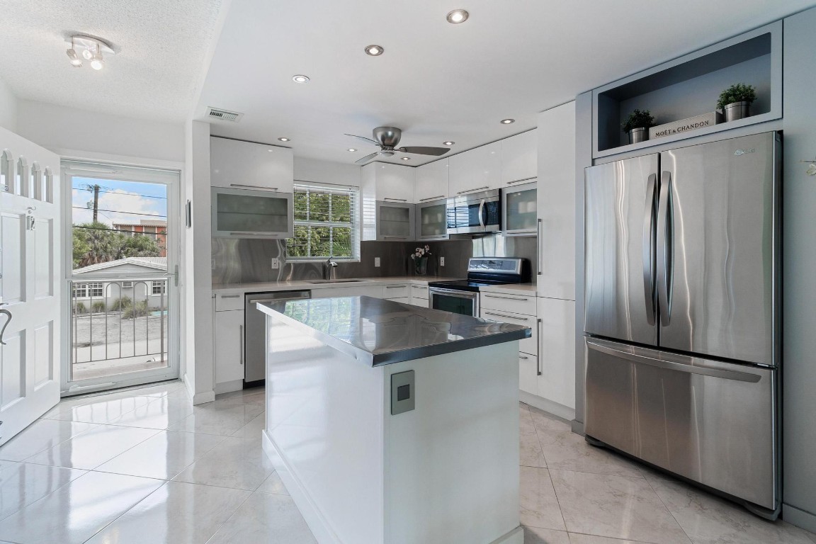 2820 NE 30th St Unit: 12