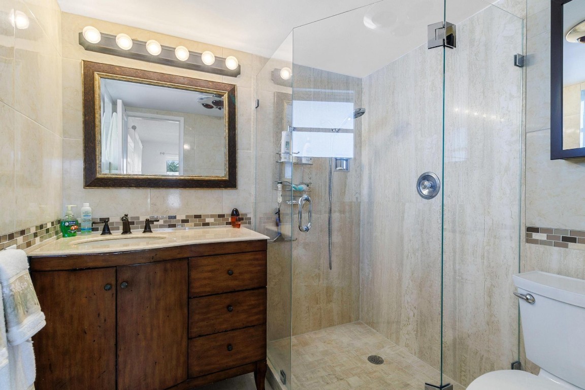 2820 NE 30th St Unit: 12