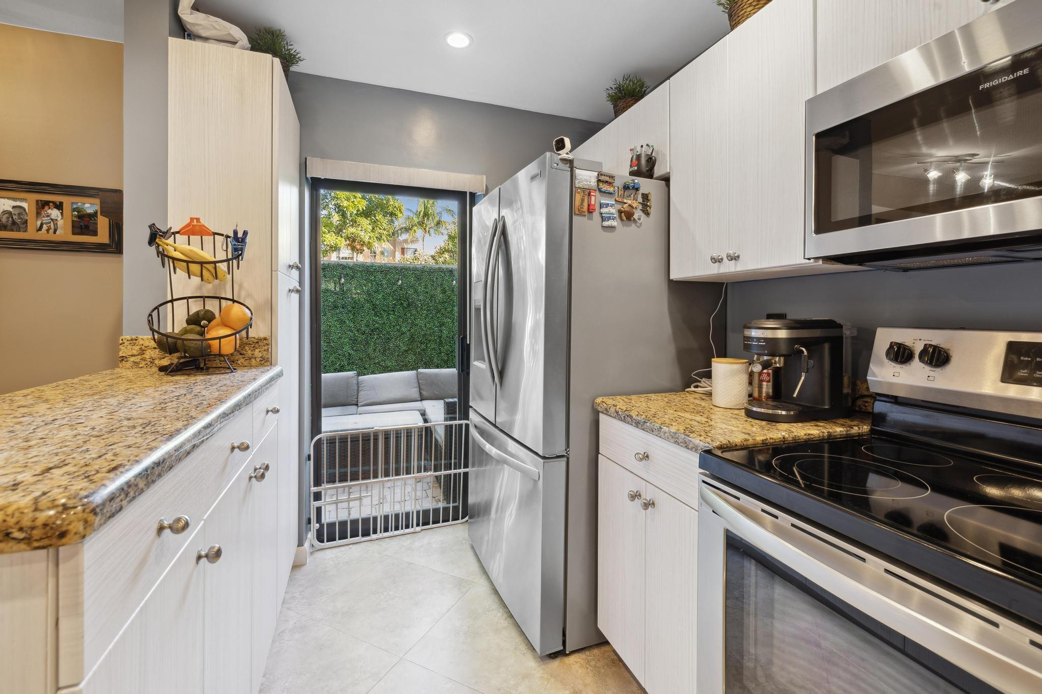 571 NE 7TH AVENUE Unit: 3B