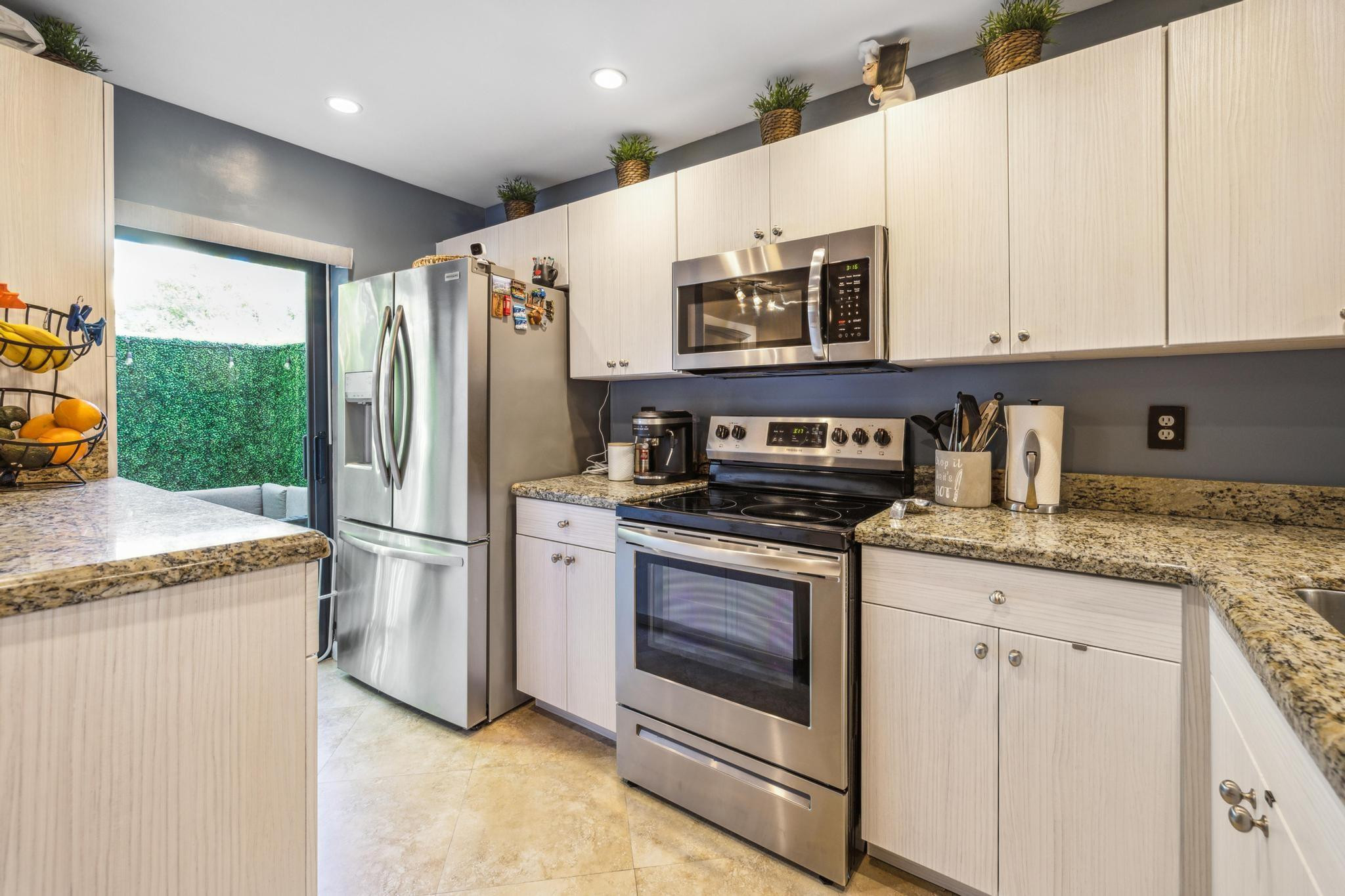 571 NE 7TH AVENUE Unit: 3B