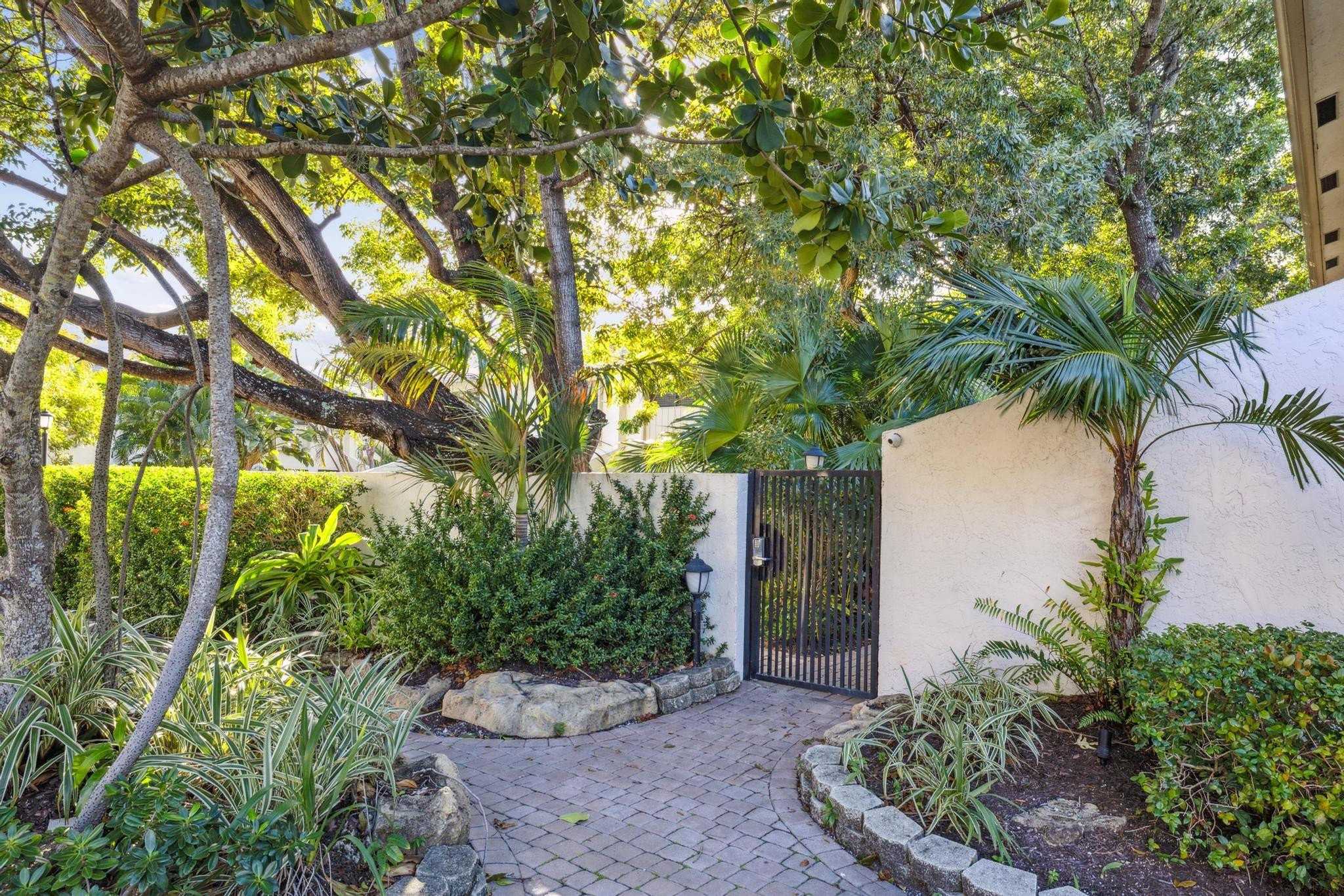 571 NE 7TH AVENUE Unit: 3B