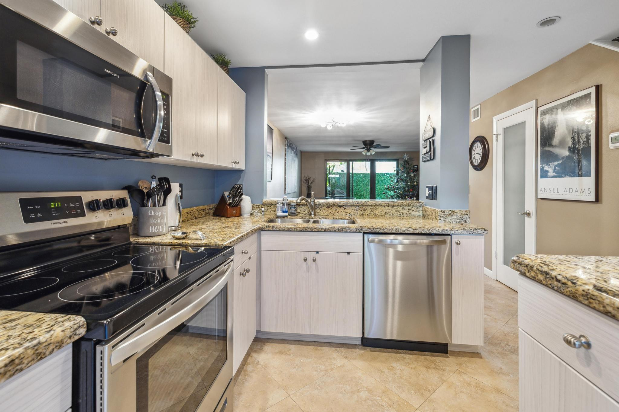 571 NE 7TH AVENUE Unit: 3B