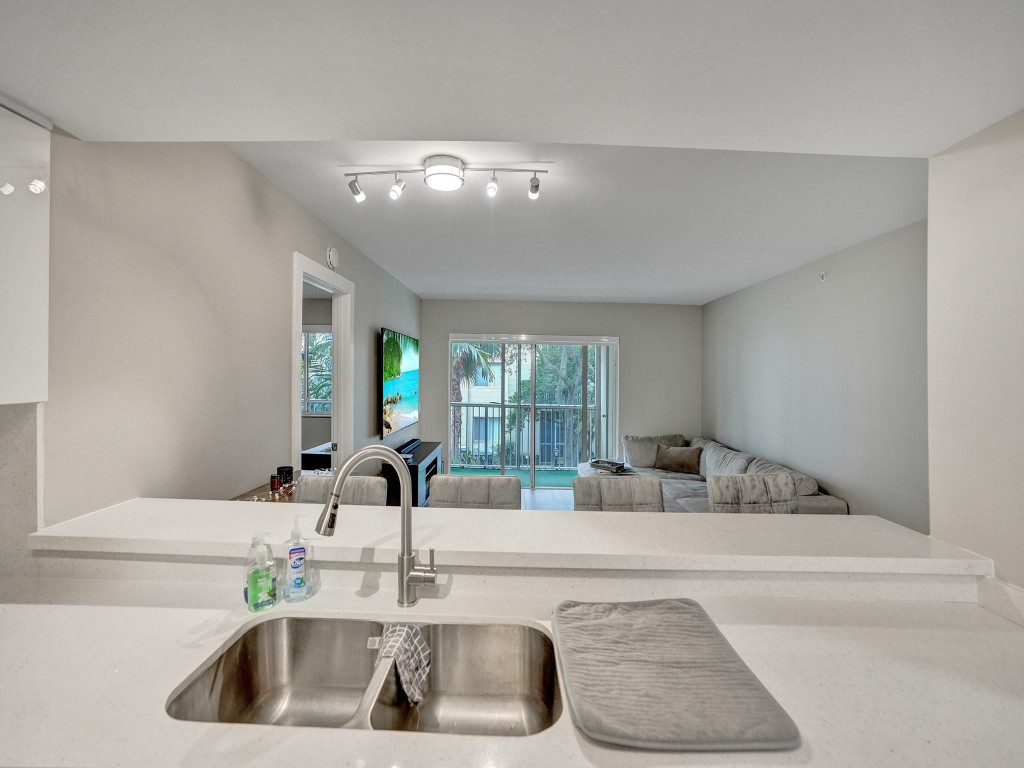 430 S Park Road 202, Hollywood Unit: 202