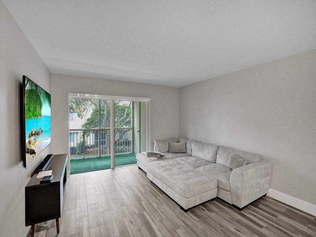 430 S Park Road 202, Hollywood Unit: 202