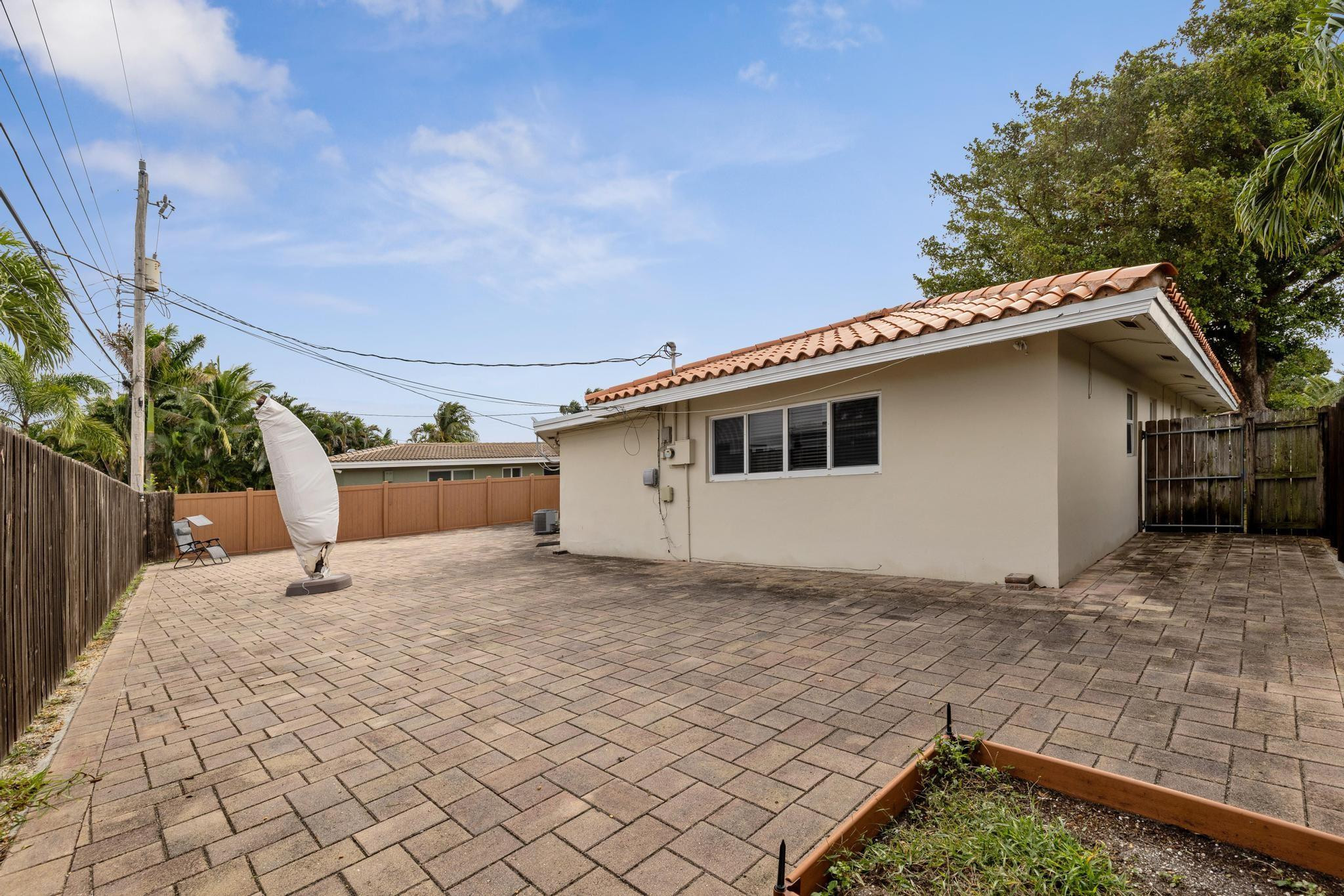 2121 NE 62nd Ct